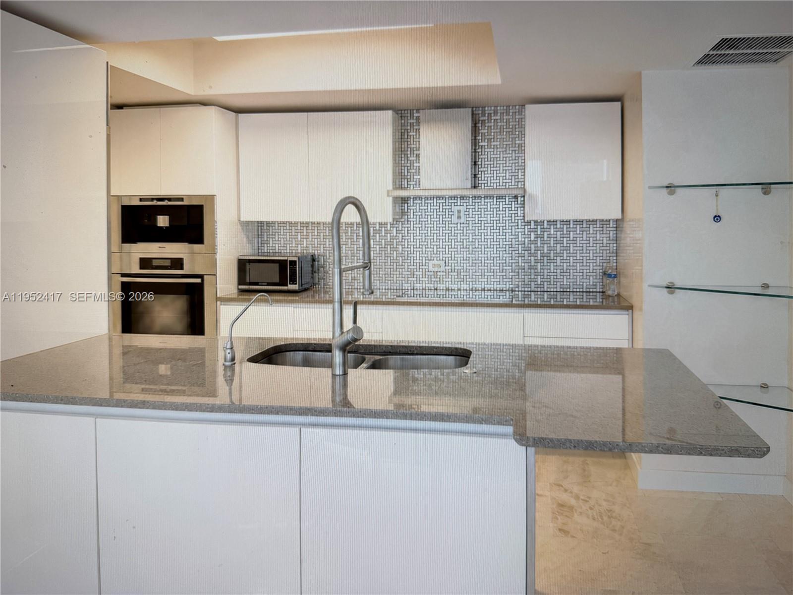 17201 Collins Ave+den