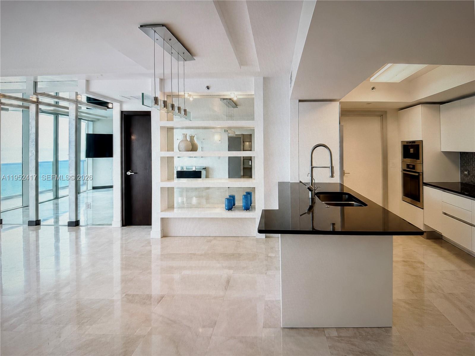 17201 Collins Ave+den