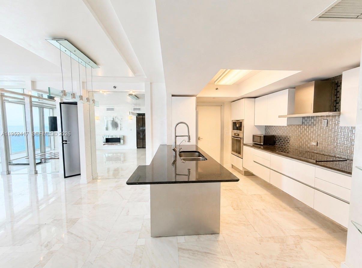 17201 Collins Ave+den