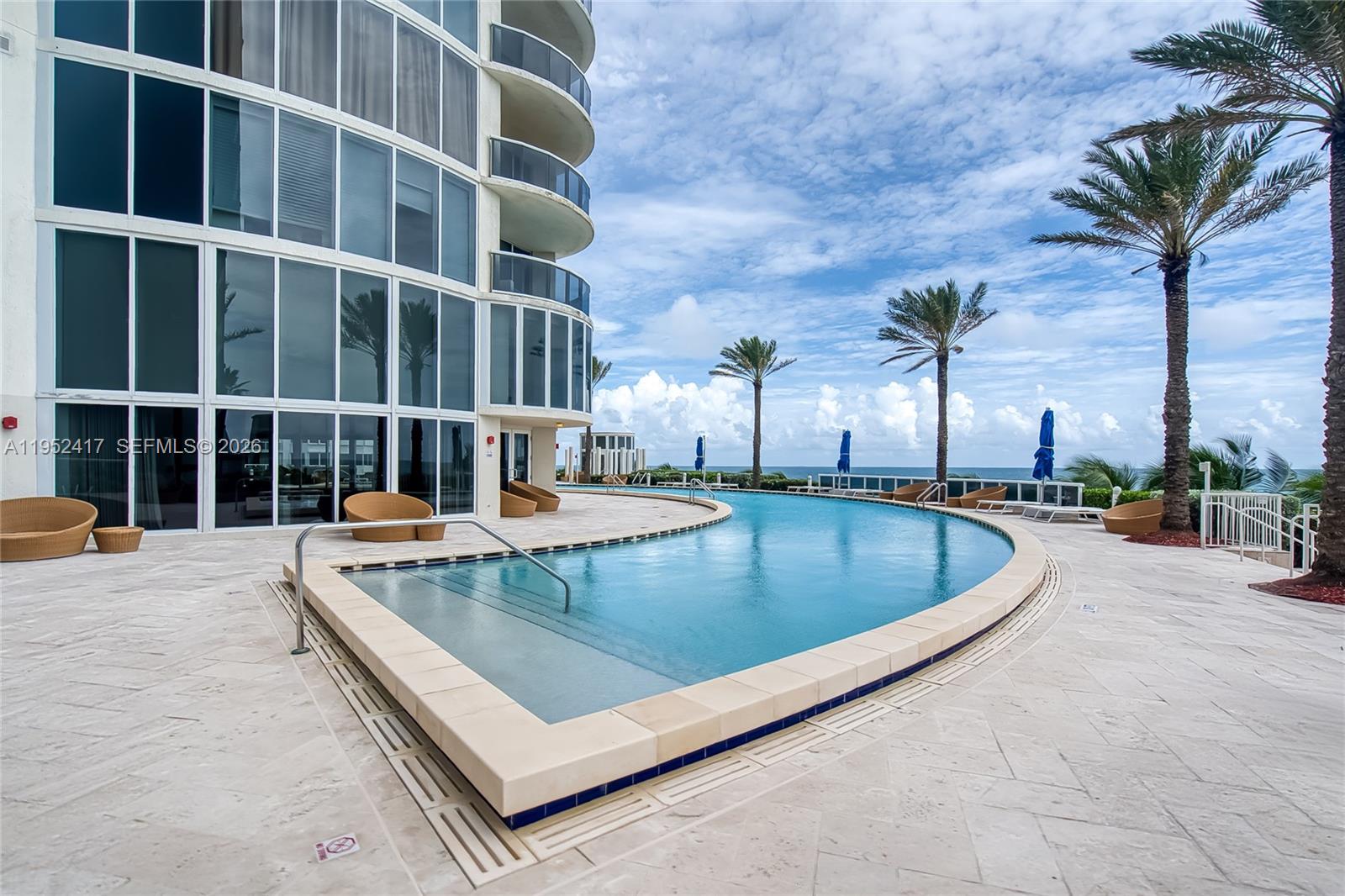17201 Collins Ave+den