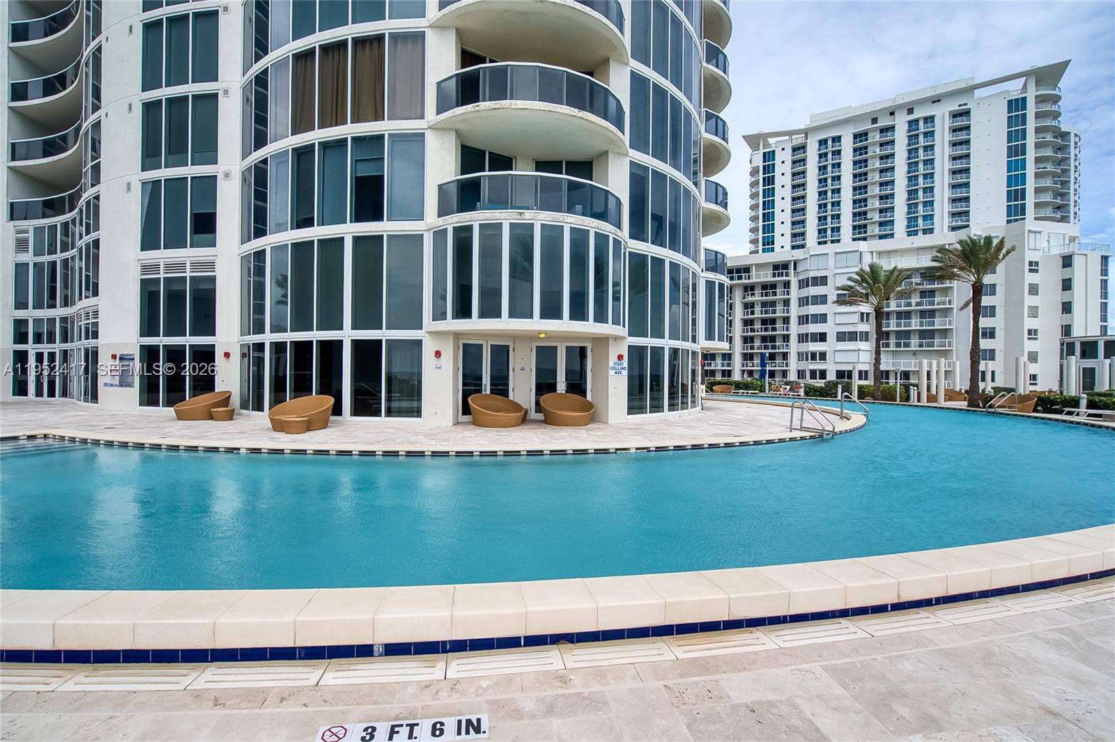 17201 Collins Ave+den