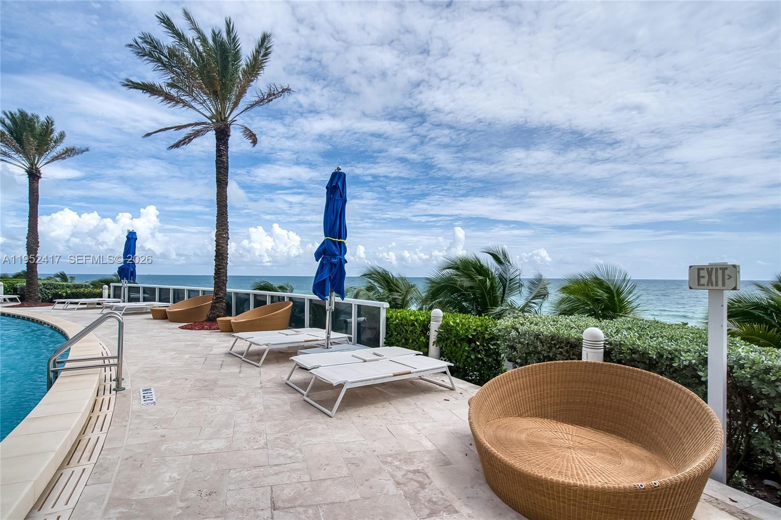 17201 Collins Ave+den