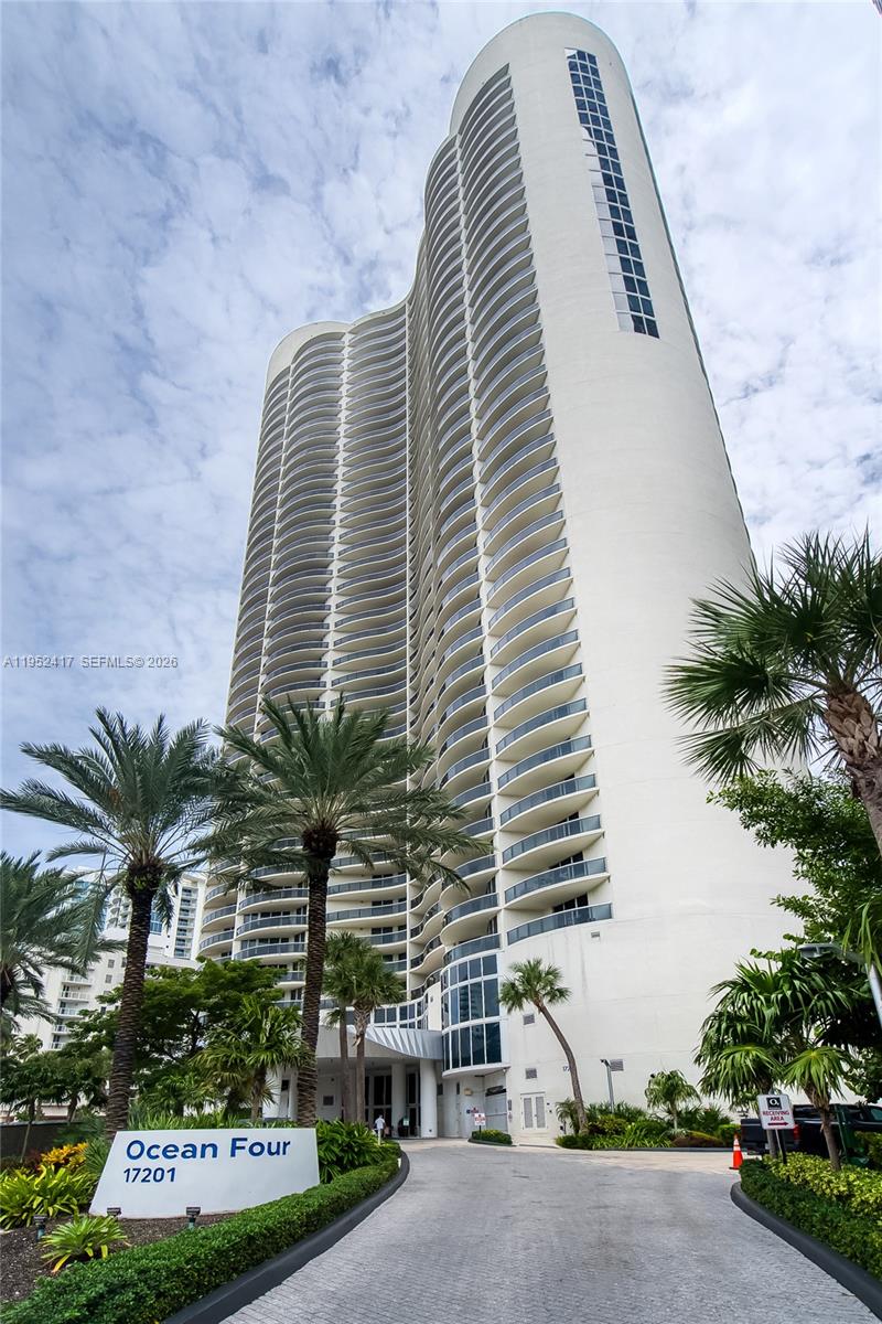 17201 Collins Ave+den
