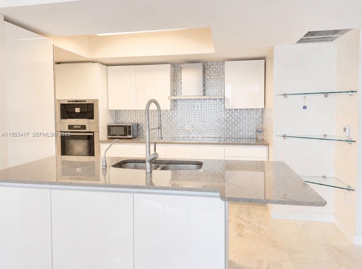 17201 Collins Ave+den