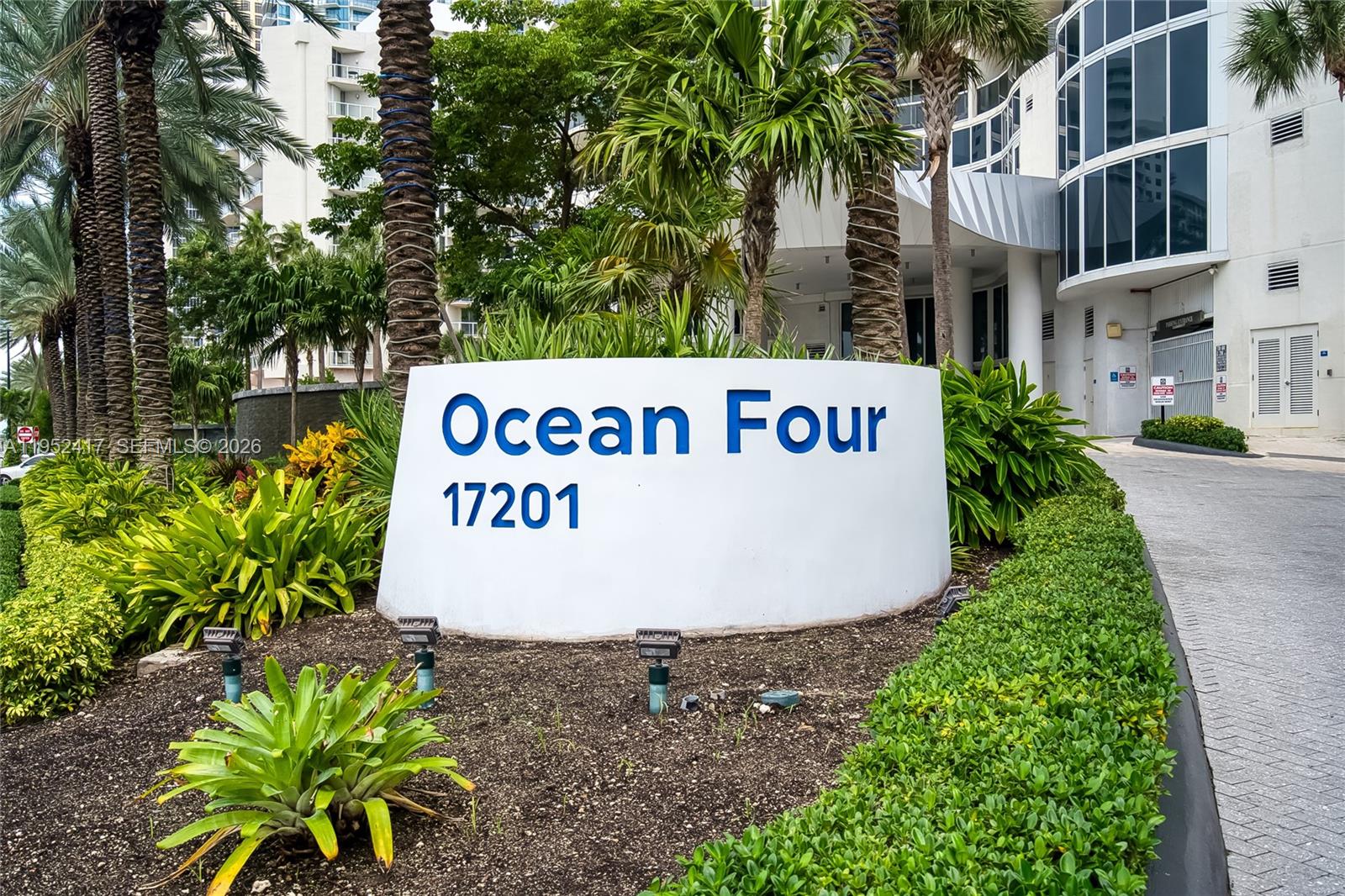 17201 Collins Ave+den