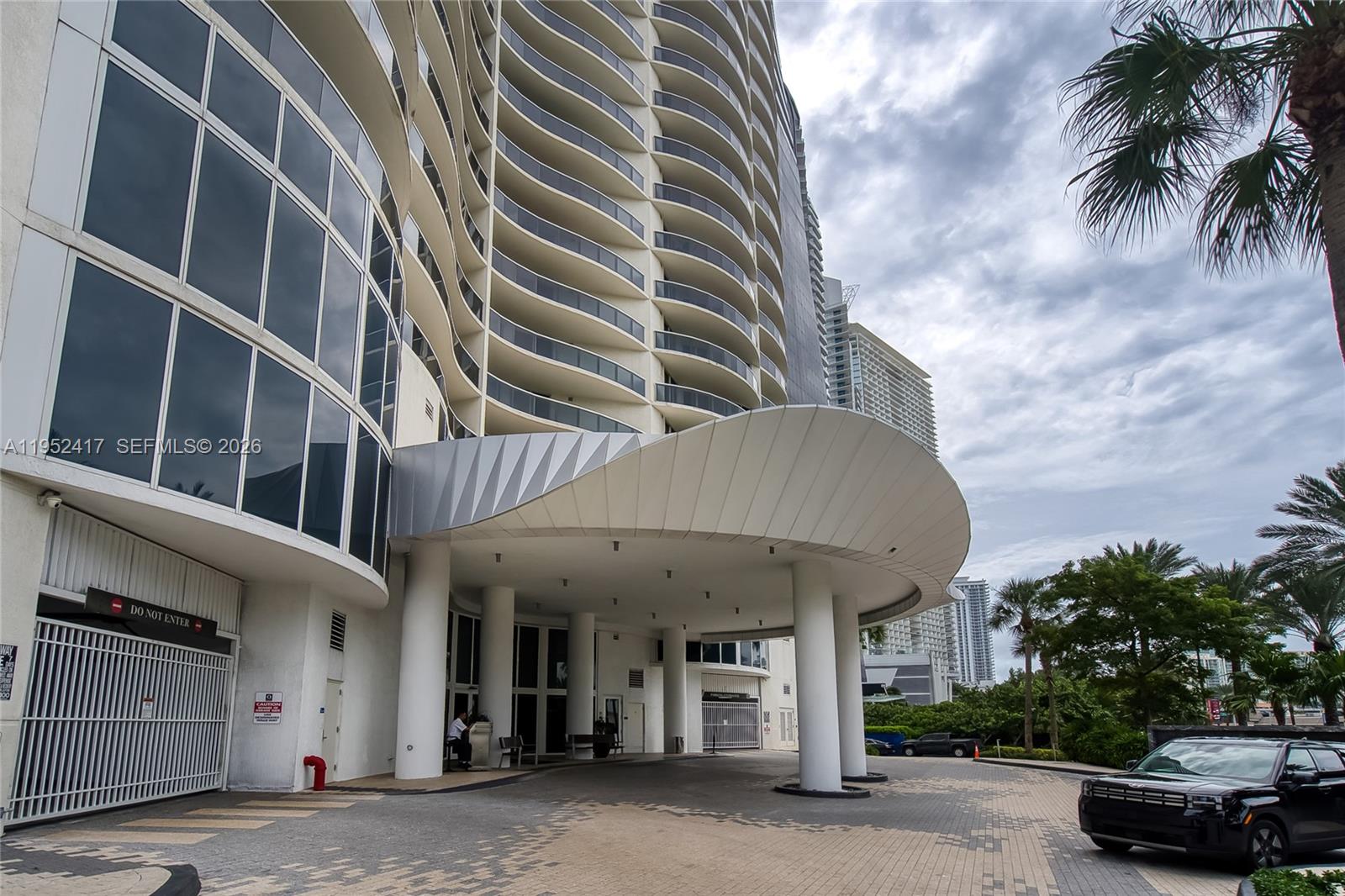 17201 Collins Ave+den