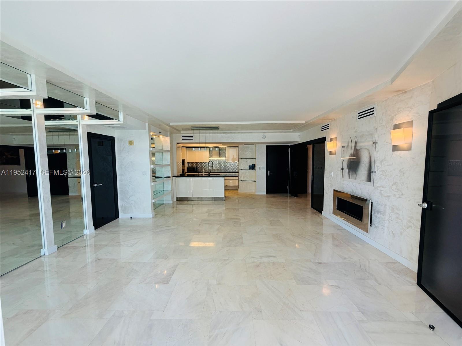 17201 Collins Ave+den