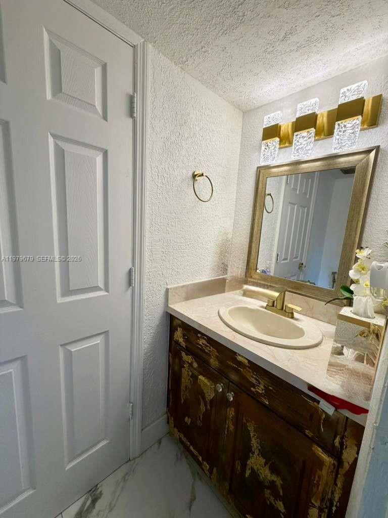 8209 SW 23rd Court gallery image #11