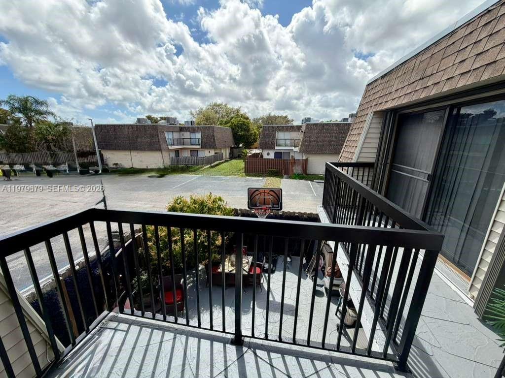 8209 SW 23rd Court gallery image #4