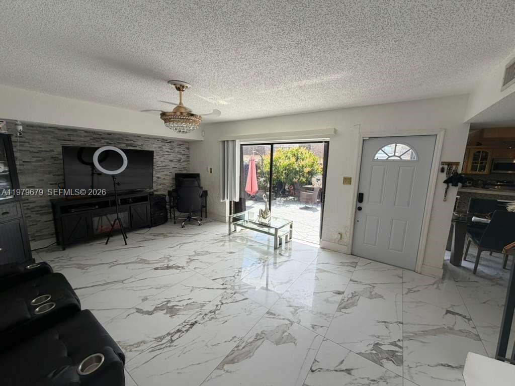 8209 SW 23rd Court gallery image #5