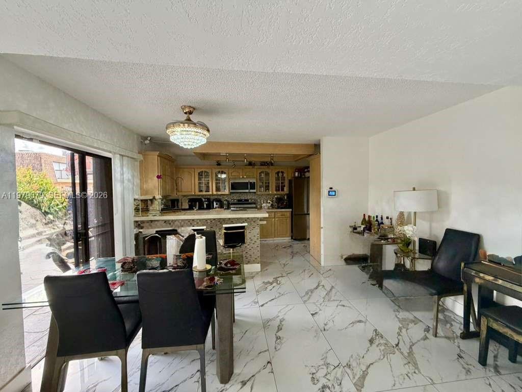 8209 SW 23rd Court gallery image #9