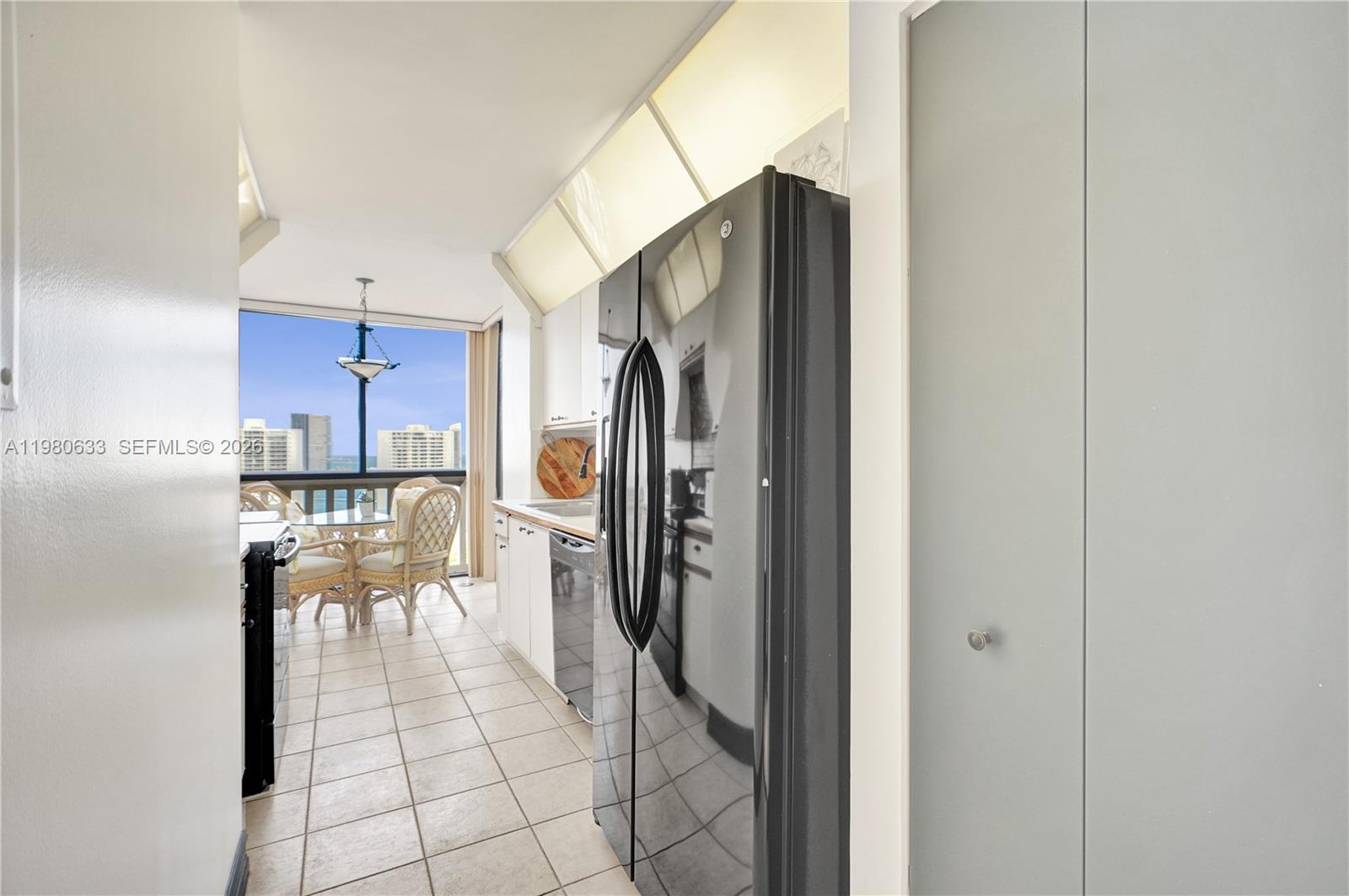 1000 W Island Boulevard