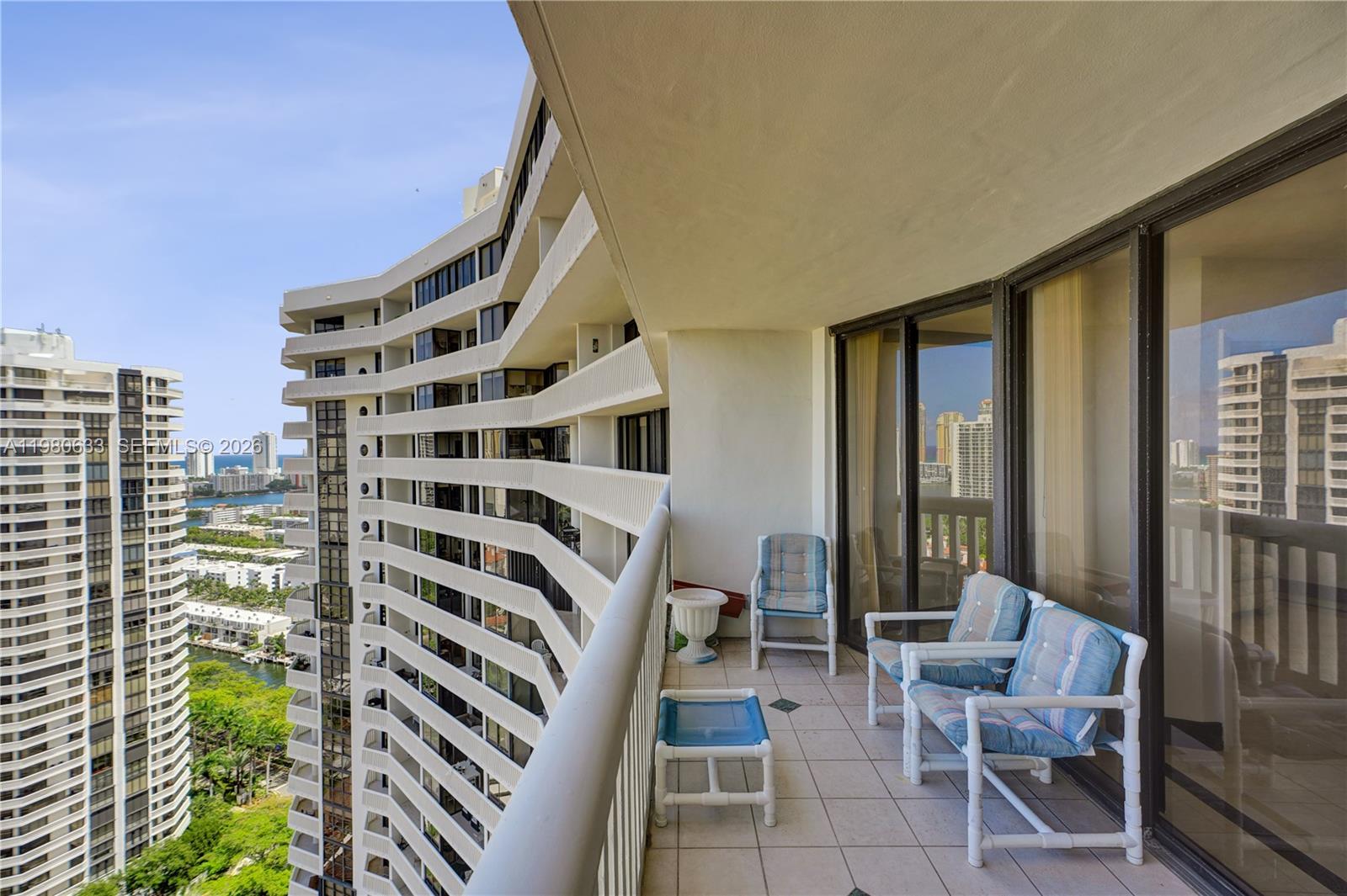 1000 W Island Boulevard