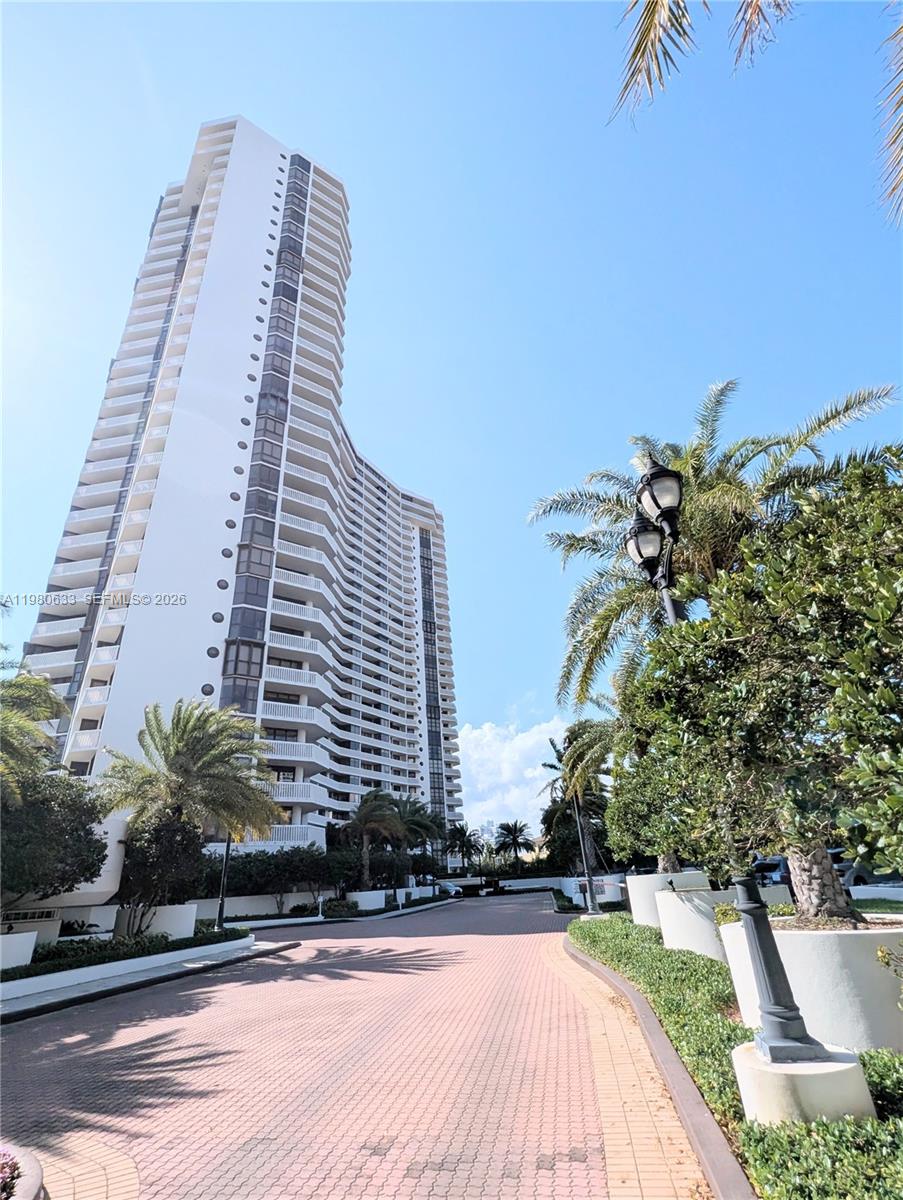 1000 W Island Boulevard