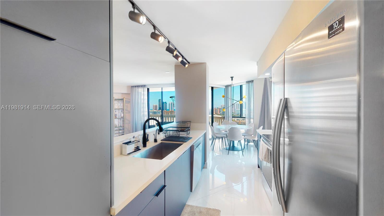 1000 W Island Boulevard
