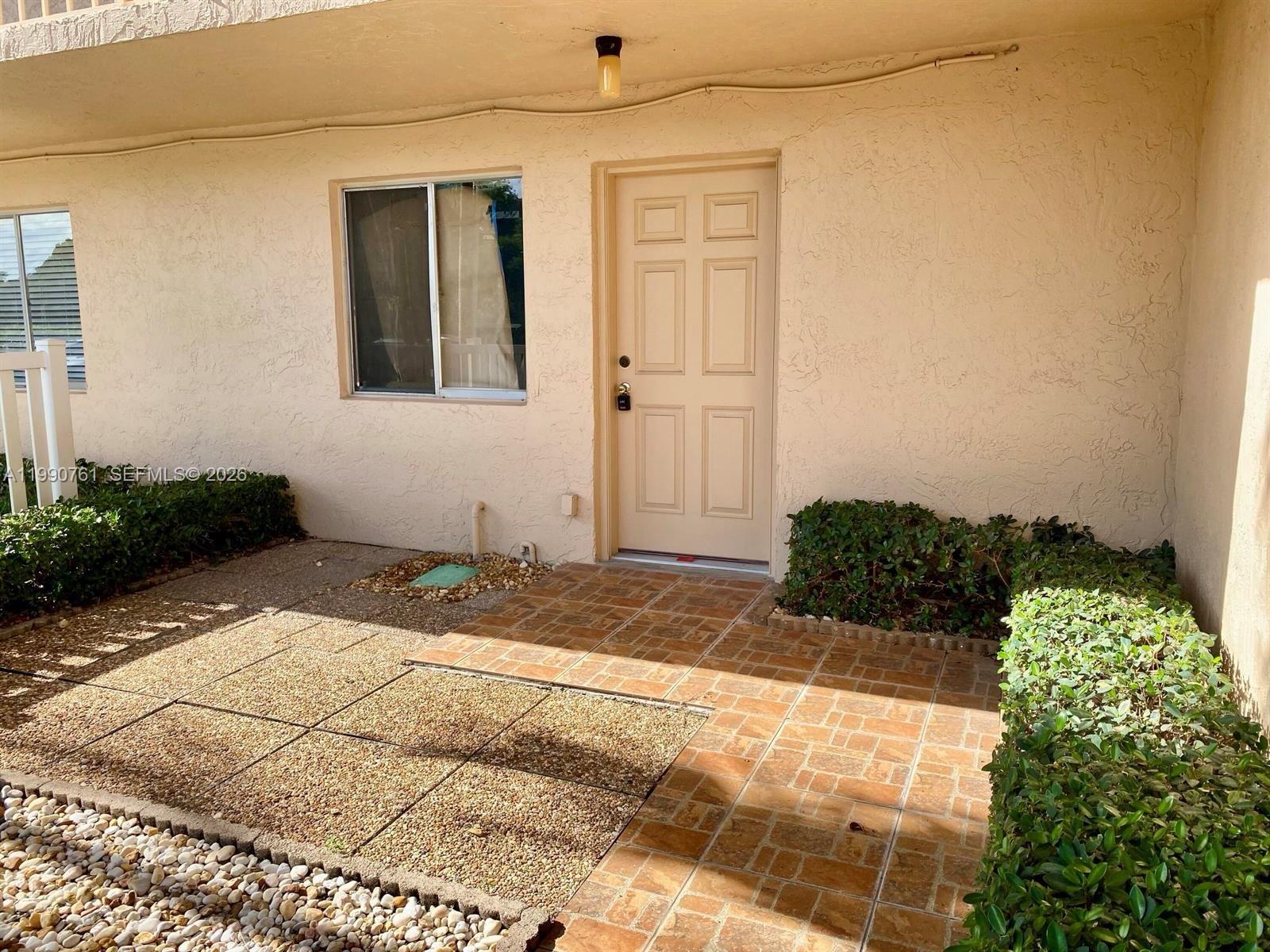 6935 Huntington Lane