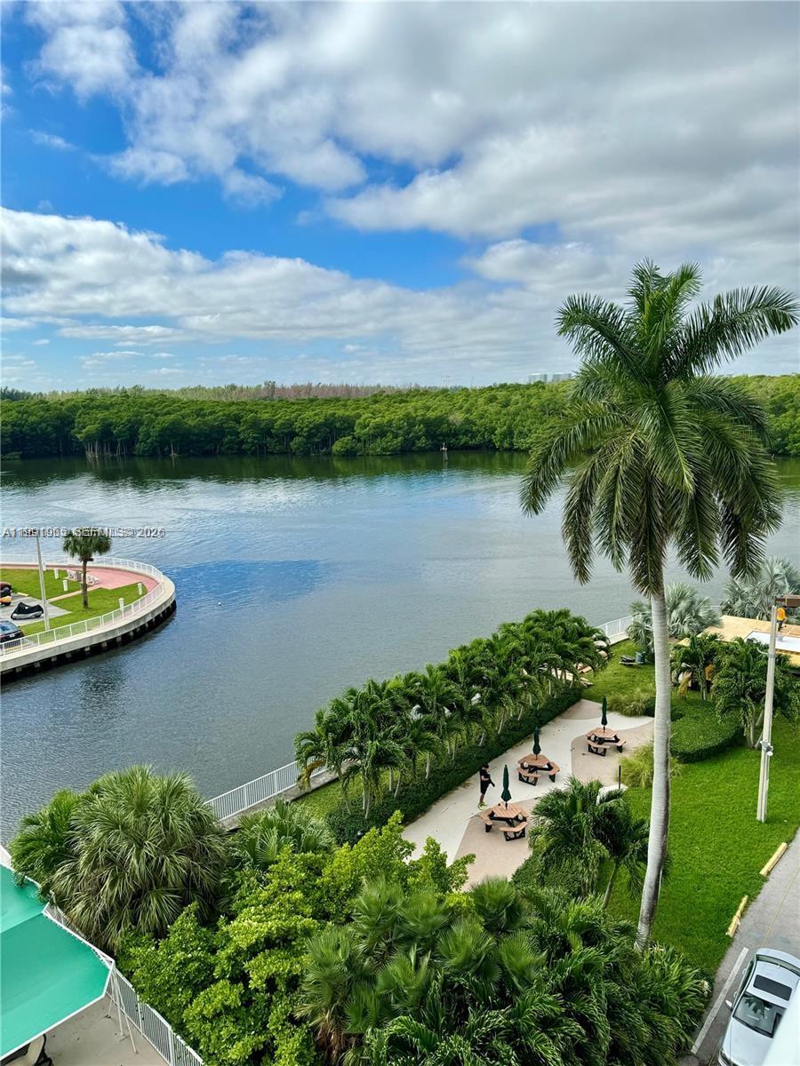 400 Kings Point Drive