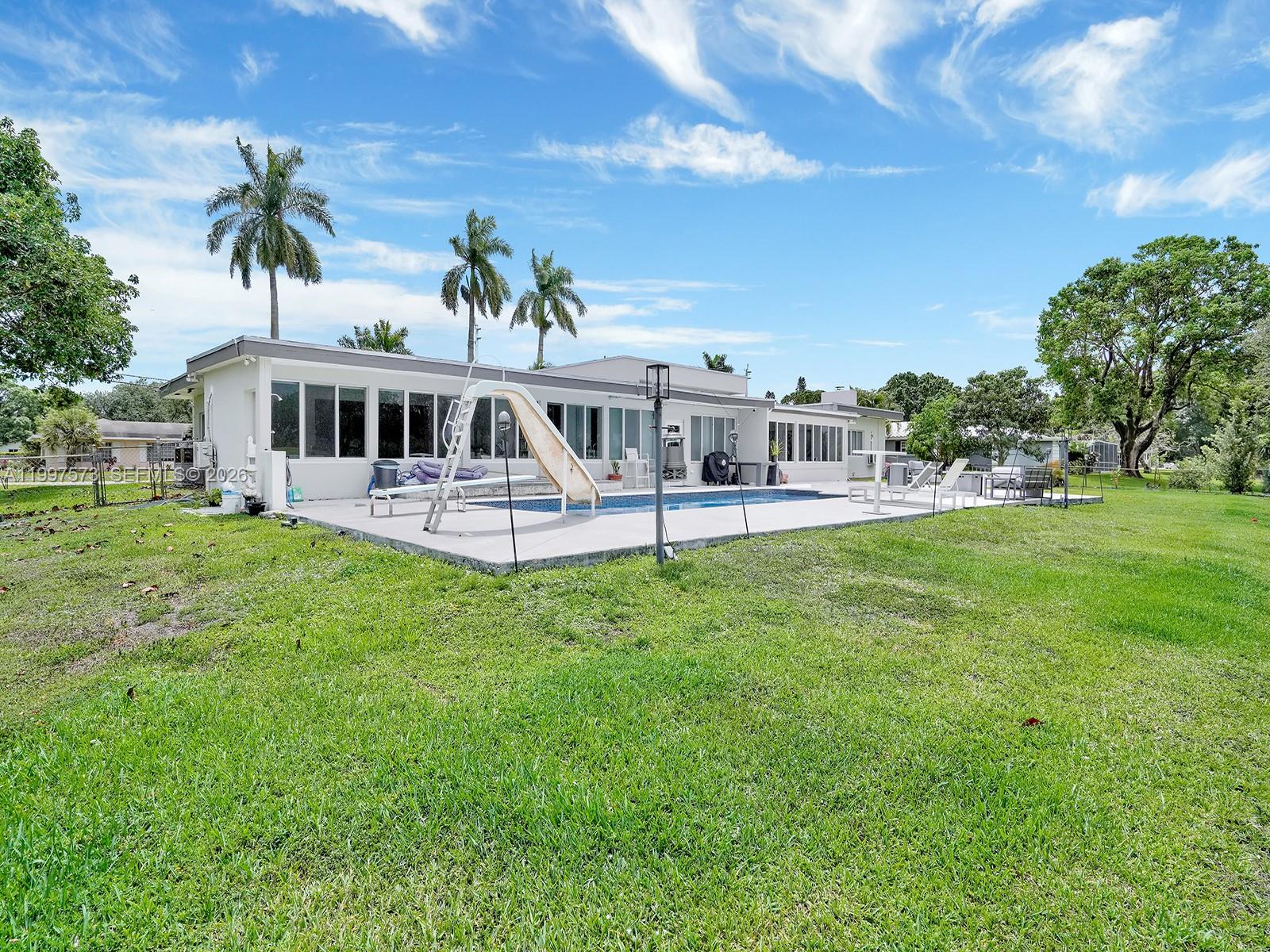 621 E Tropical Way