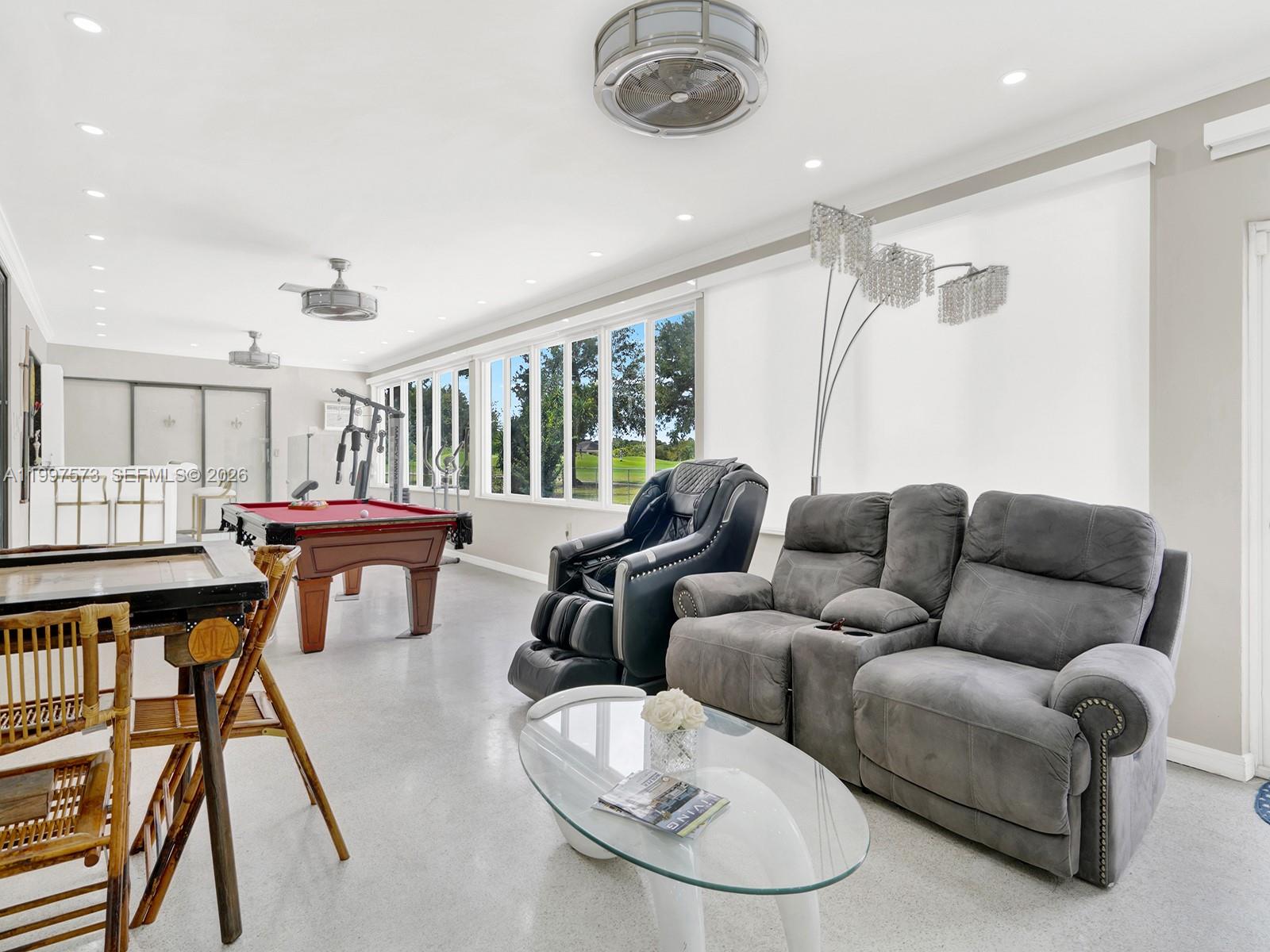 621 E Tropical Way