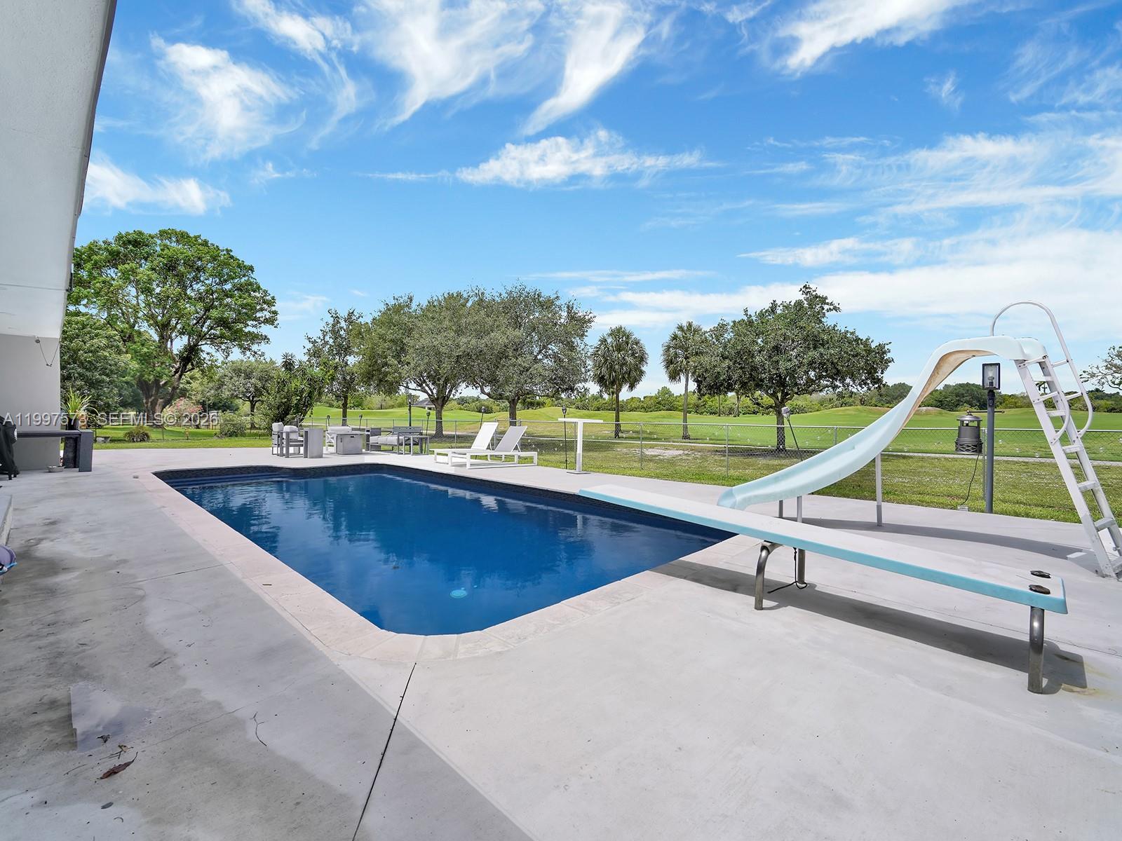 621 E Tropical Way