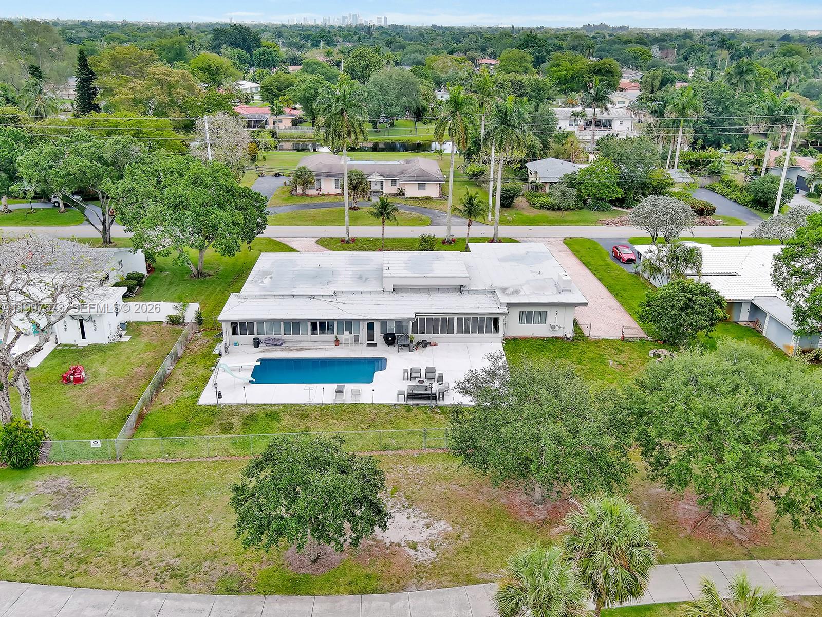 621 E Tropical Way