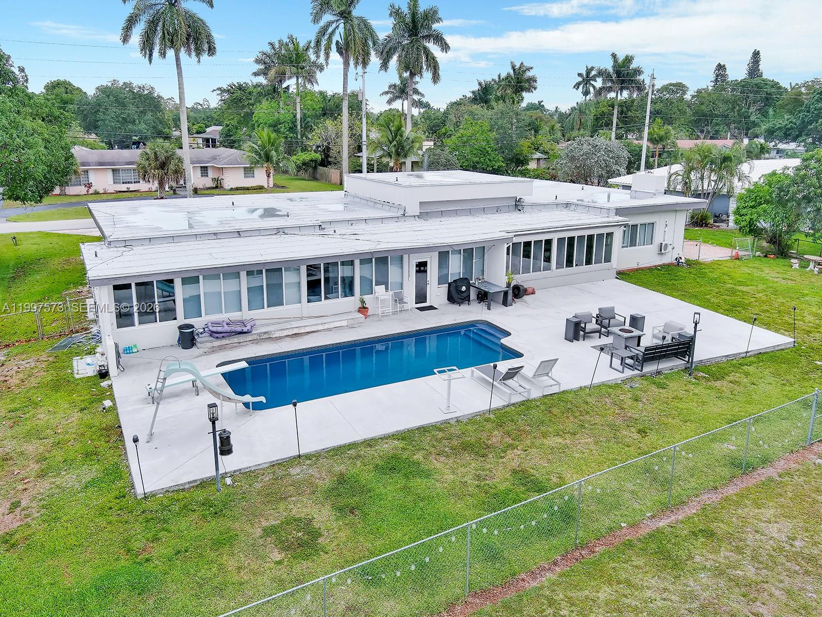 621 E Tropical Way