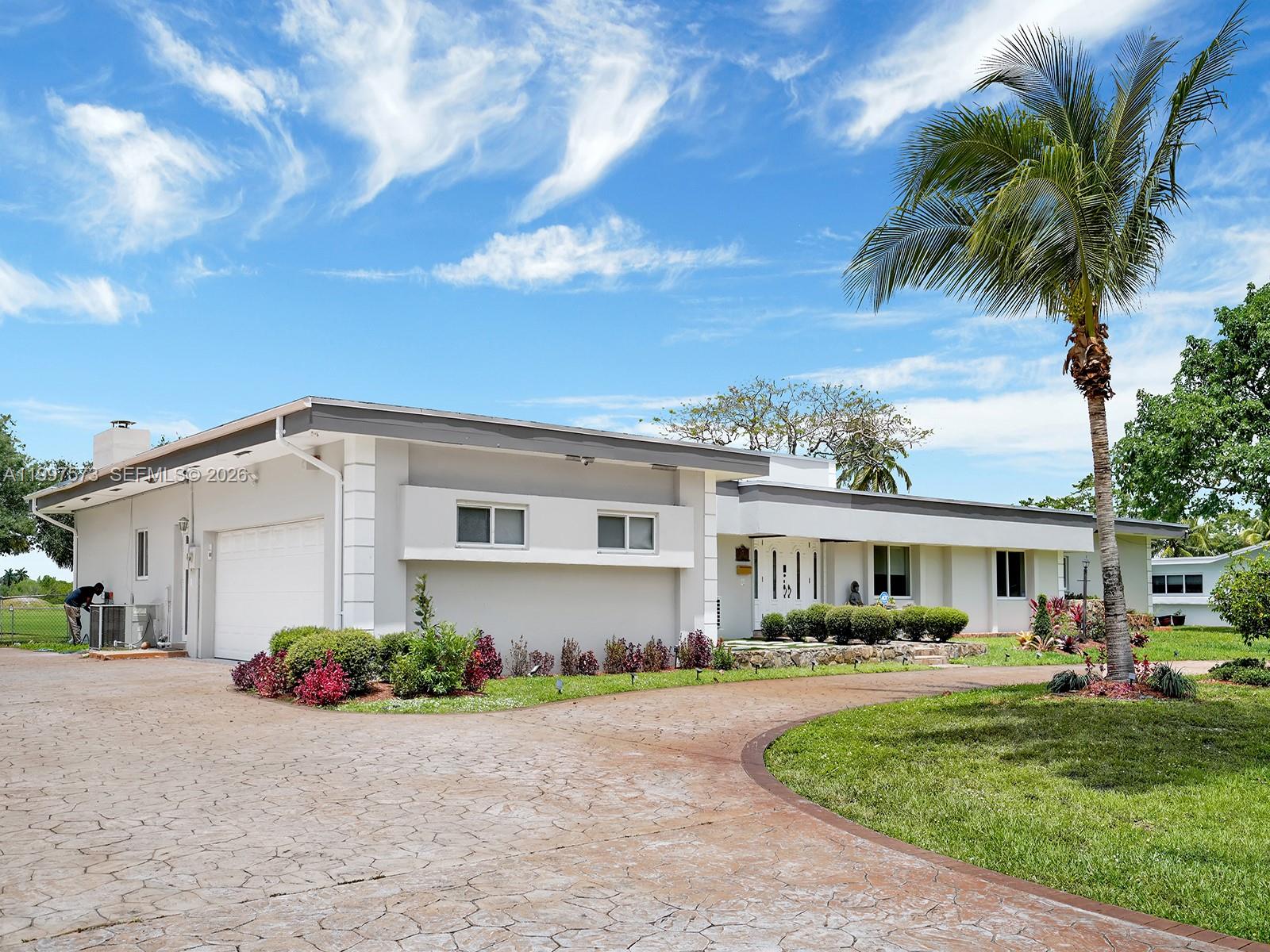 621 E Tropical Way