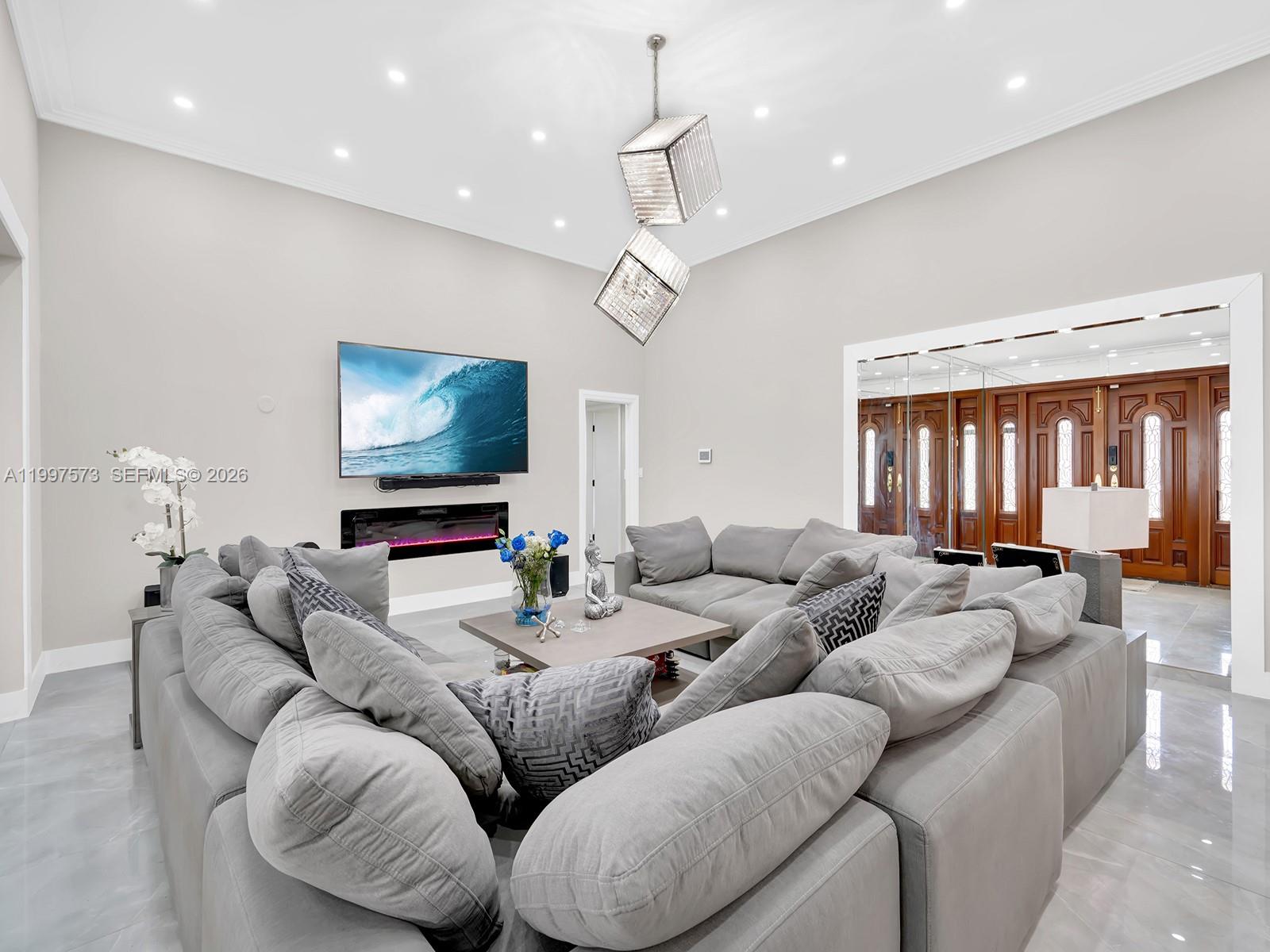 621 E Tropical Way
