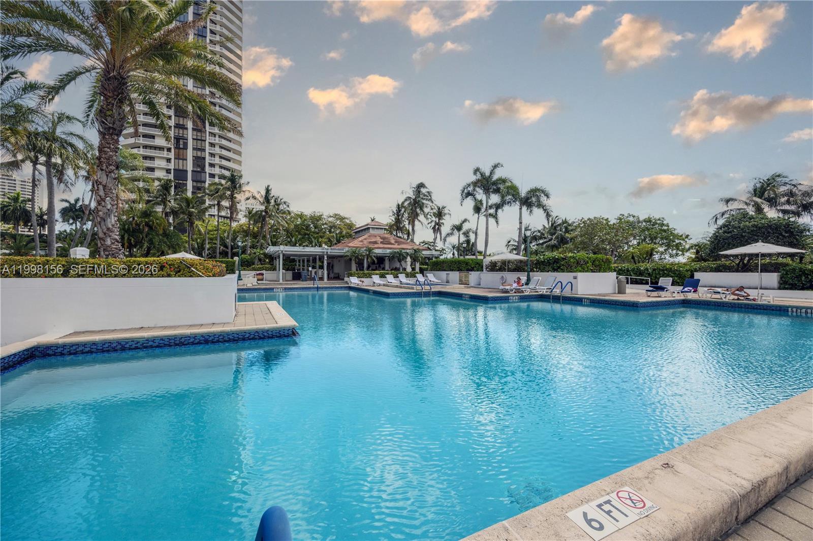 1000 W Island Boulevard