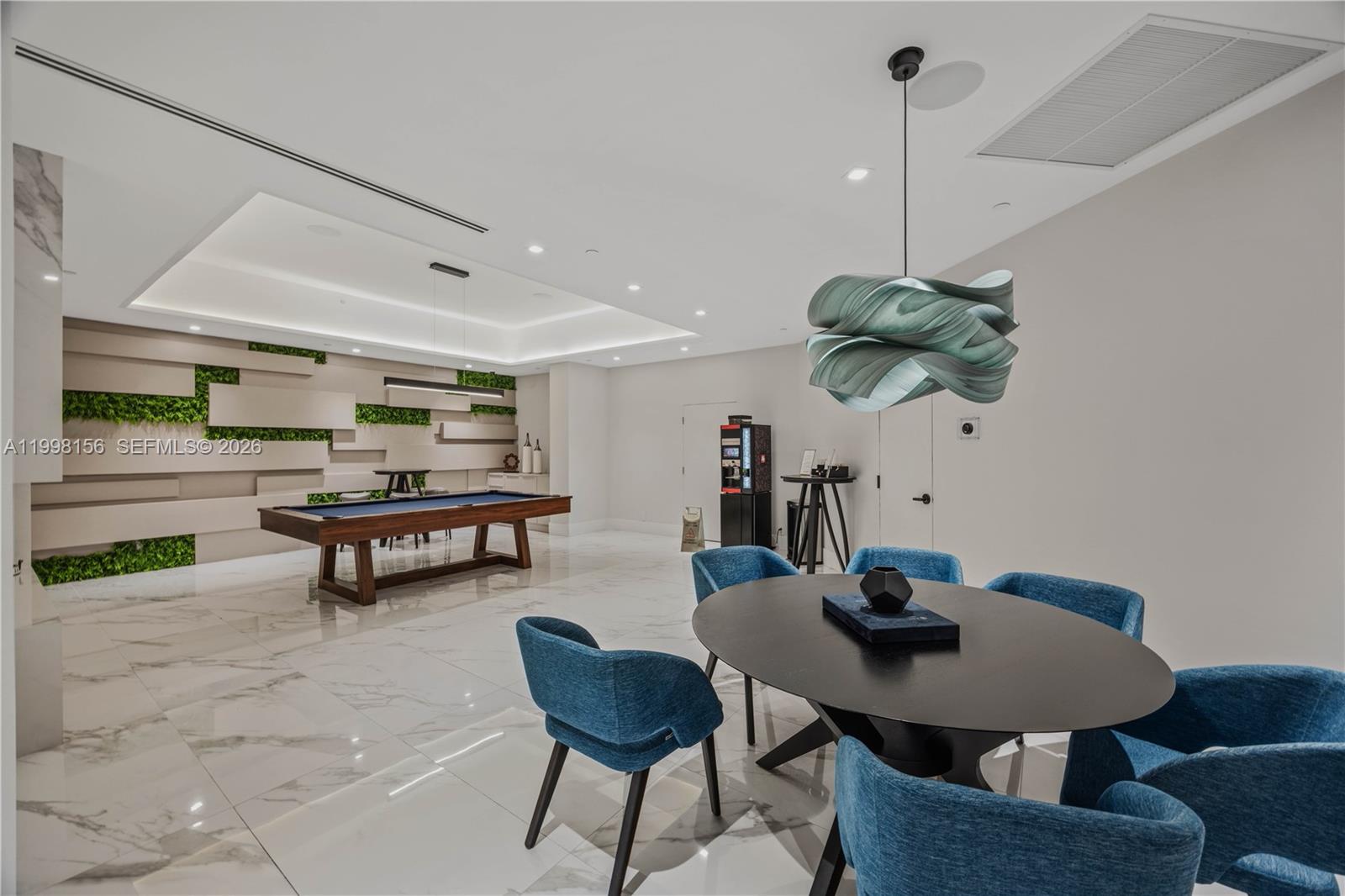 1000 W Island Boulevard