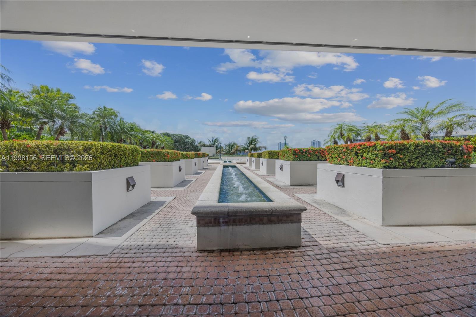 1000 W Island Boulevard
