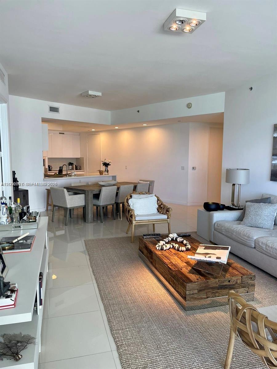 15811 Collins Avenue
