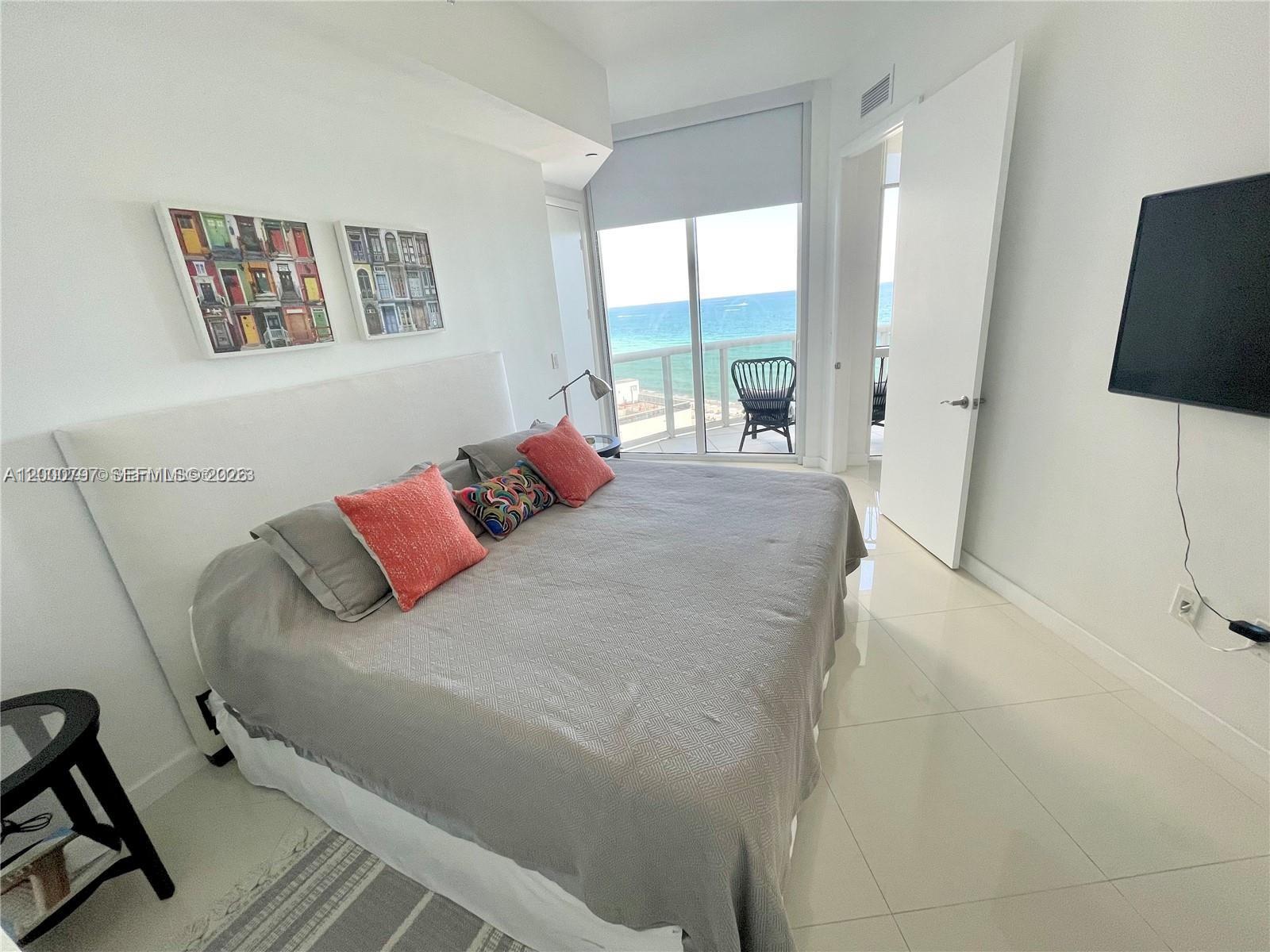 15811 Collins Avenue