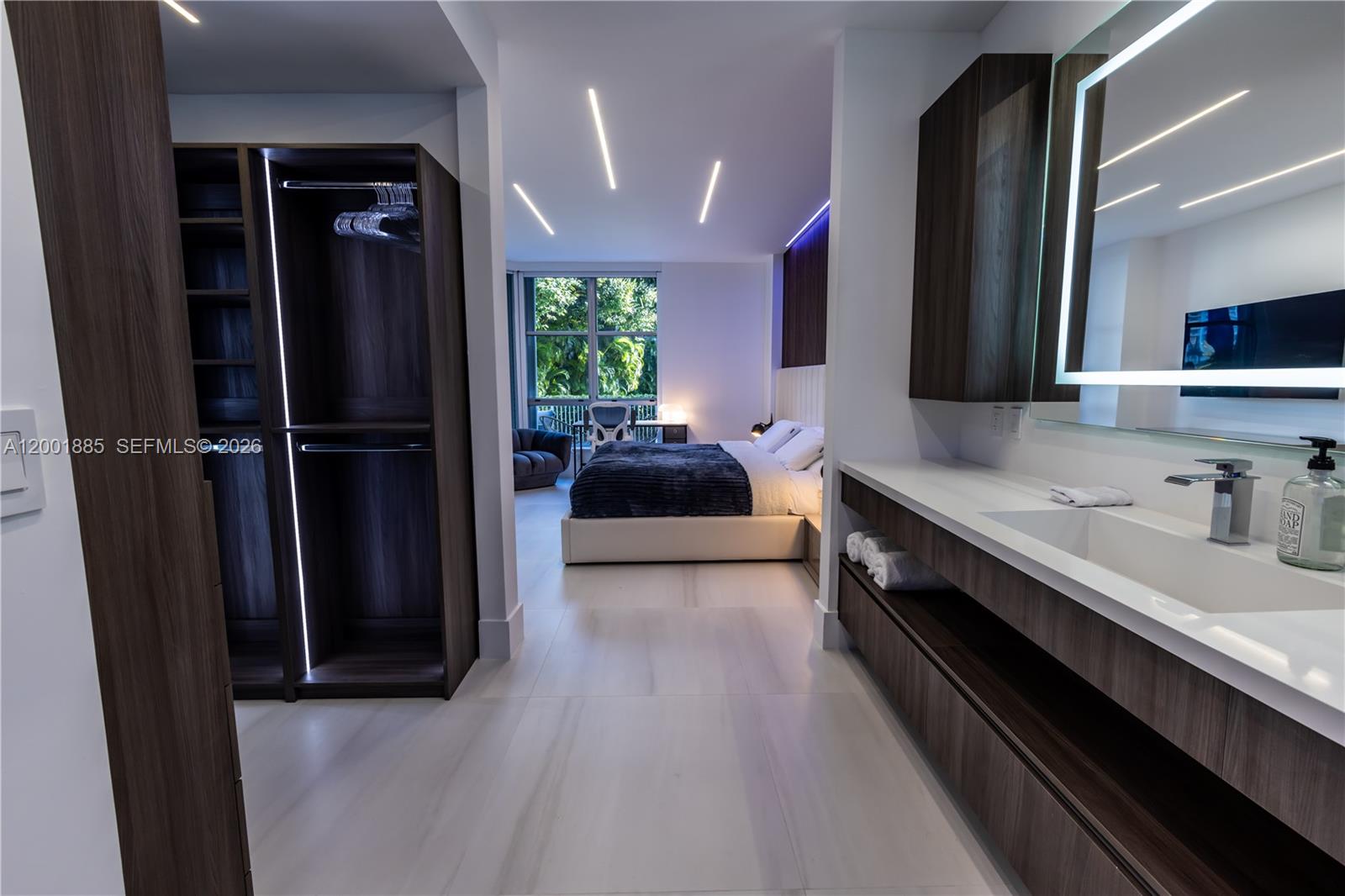 3600 Mystic Pointe Drive
