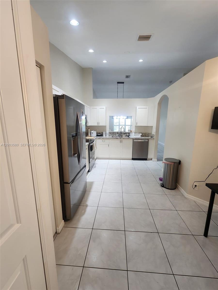 6053 Heliconia Road