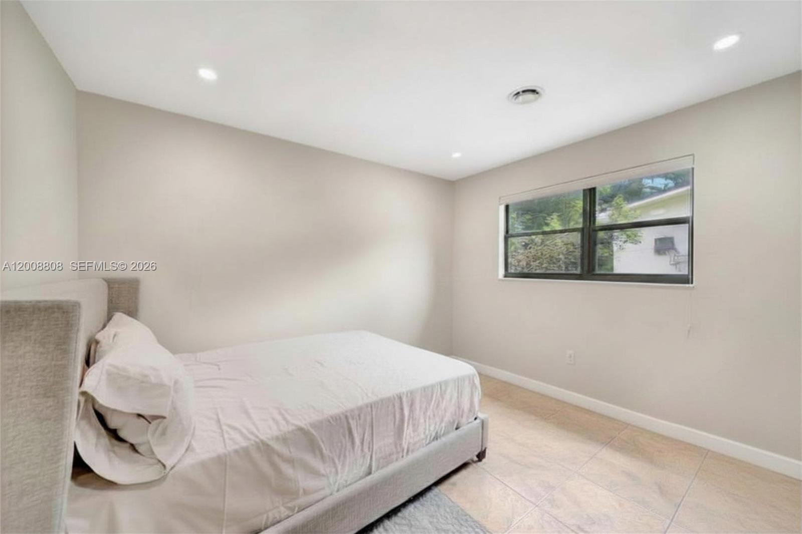 565 NE 160th Street