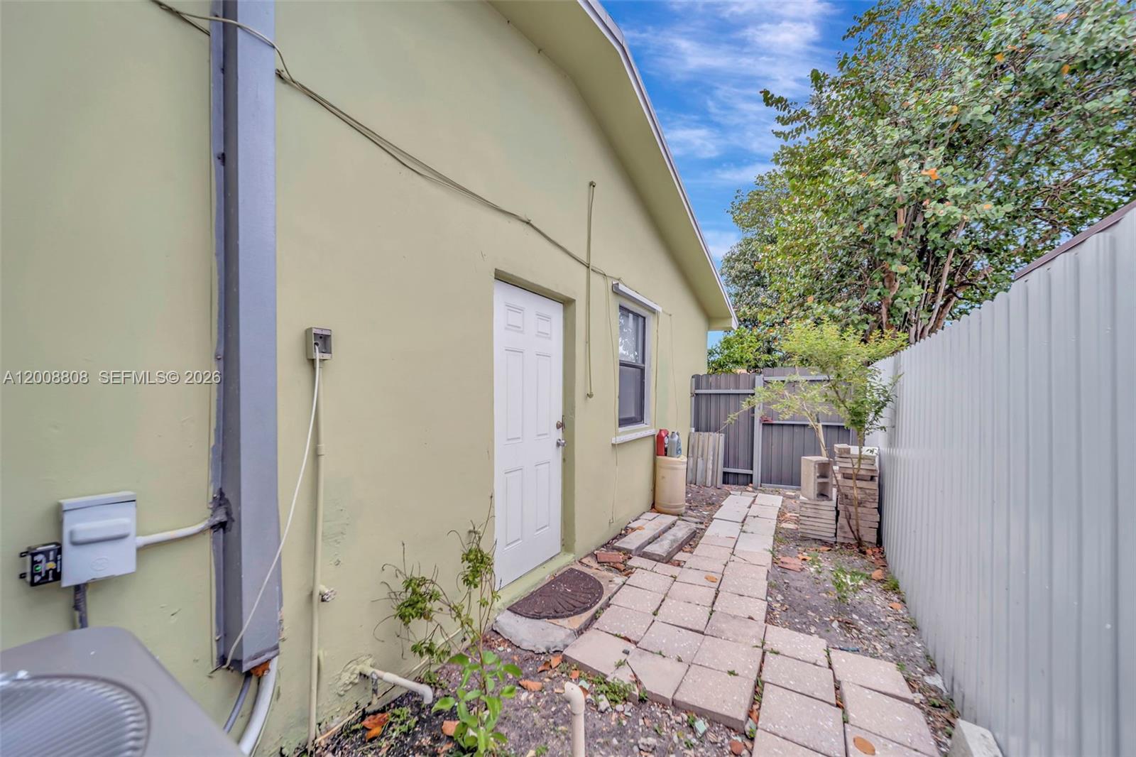 565 NE 160th Street