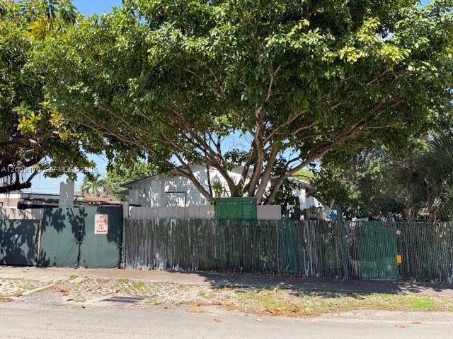 890 E 52nd Street