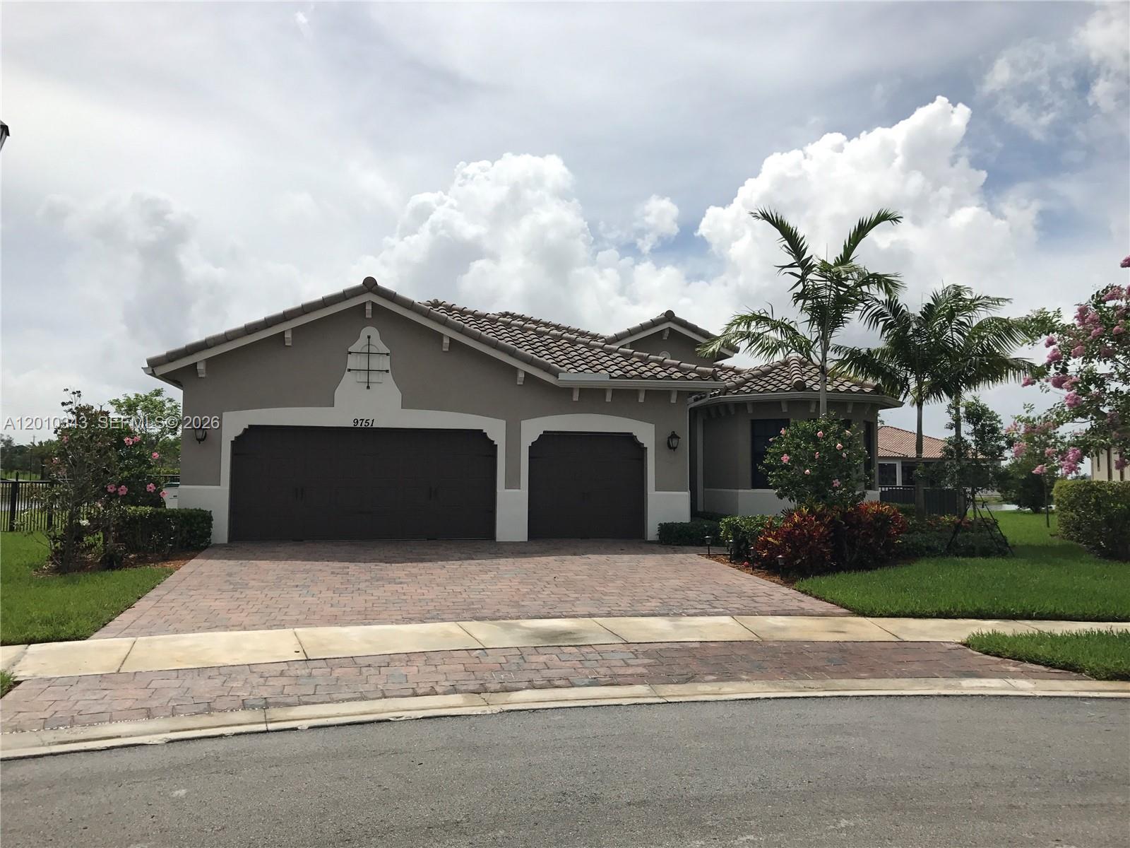 9751 Lakeview Lane