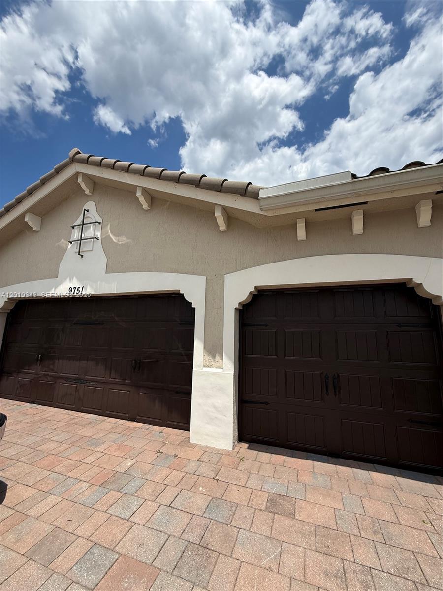 9751 Lakeview Lane