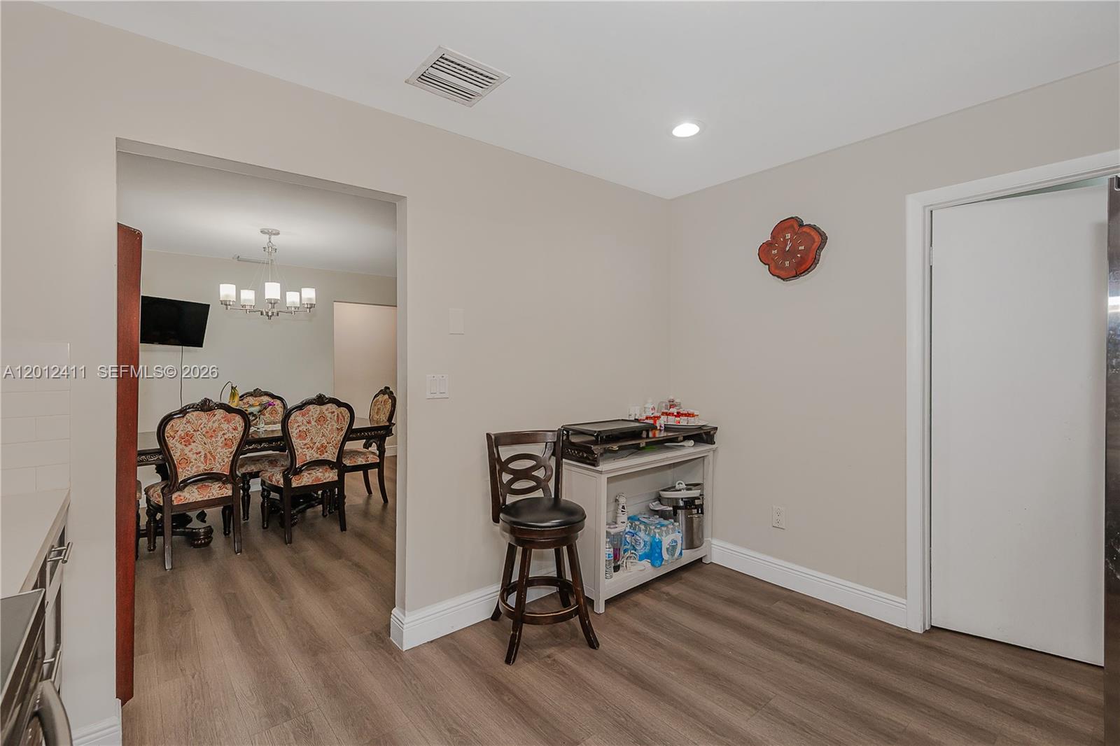 395 W 39th Place