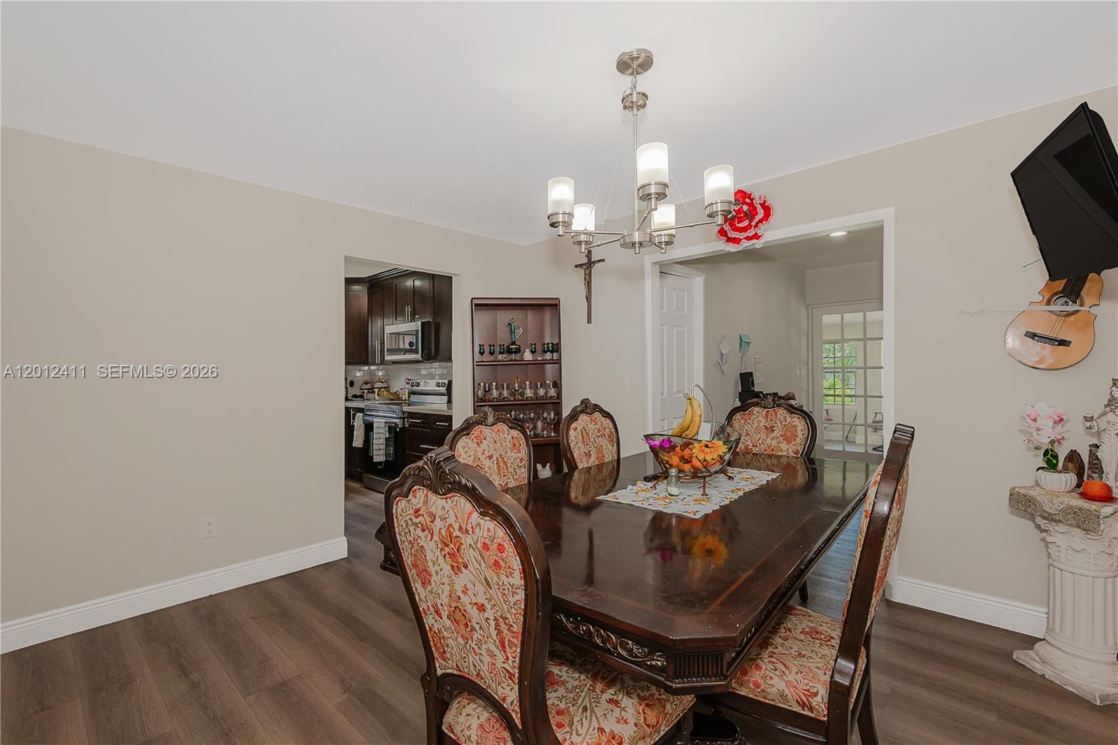 395 W 39th Place
