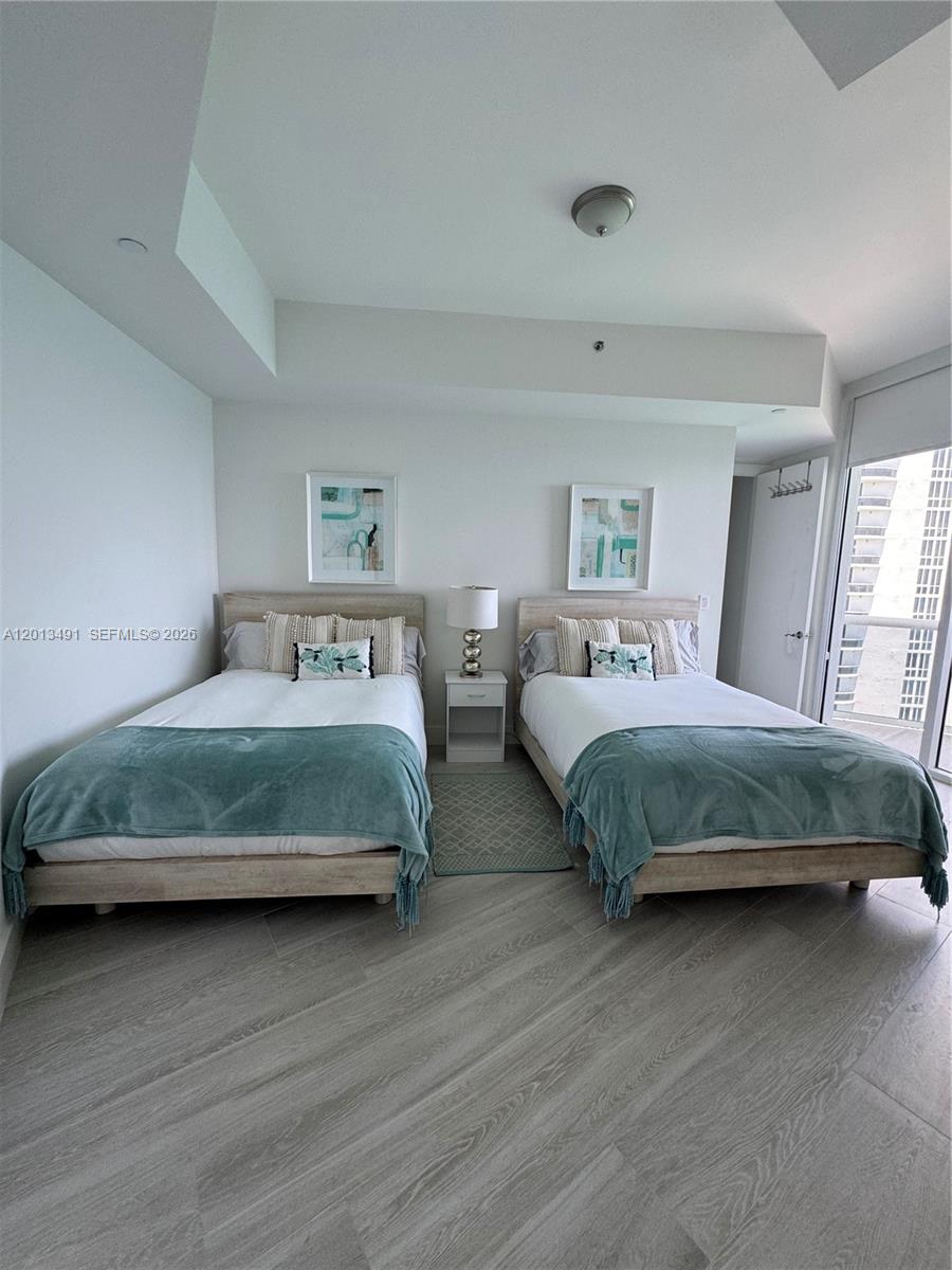 15811 Collins Avenue