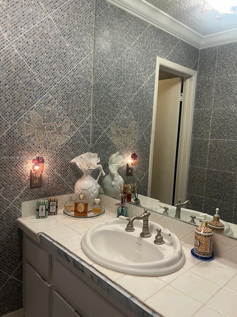 2525 SW 107th Court