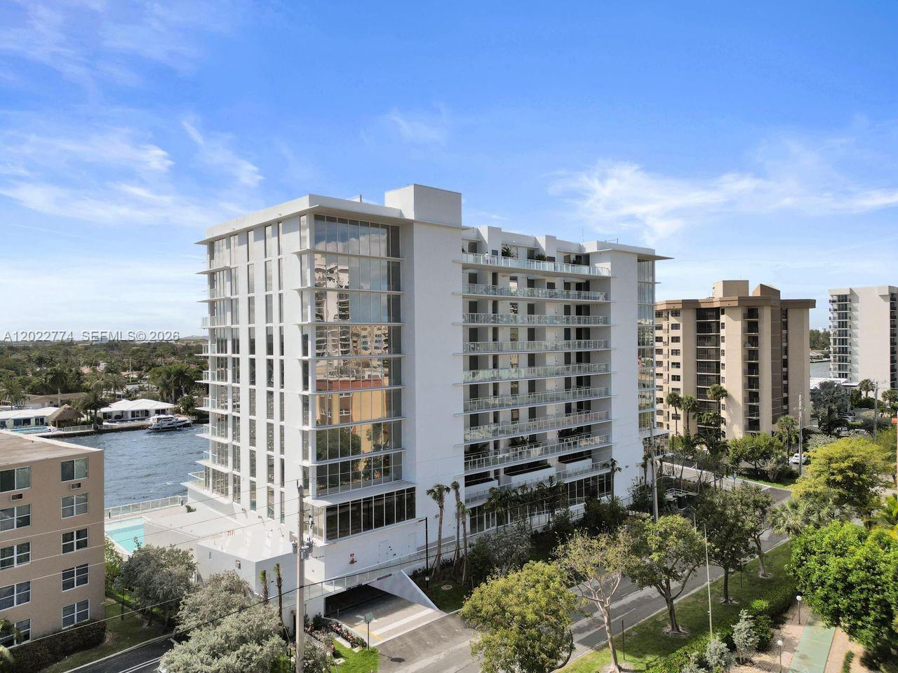 407 N Riverside