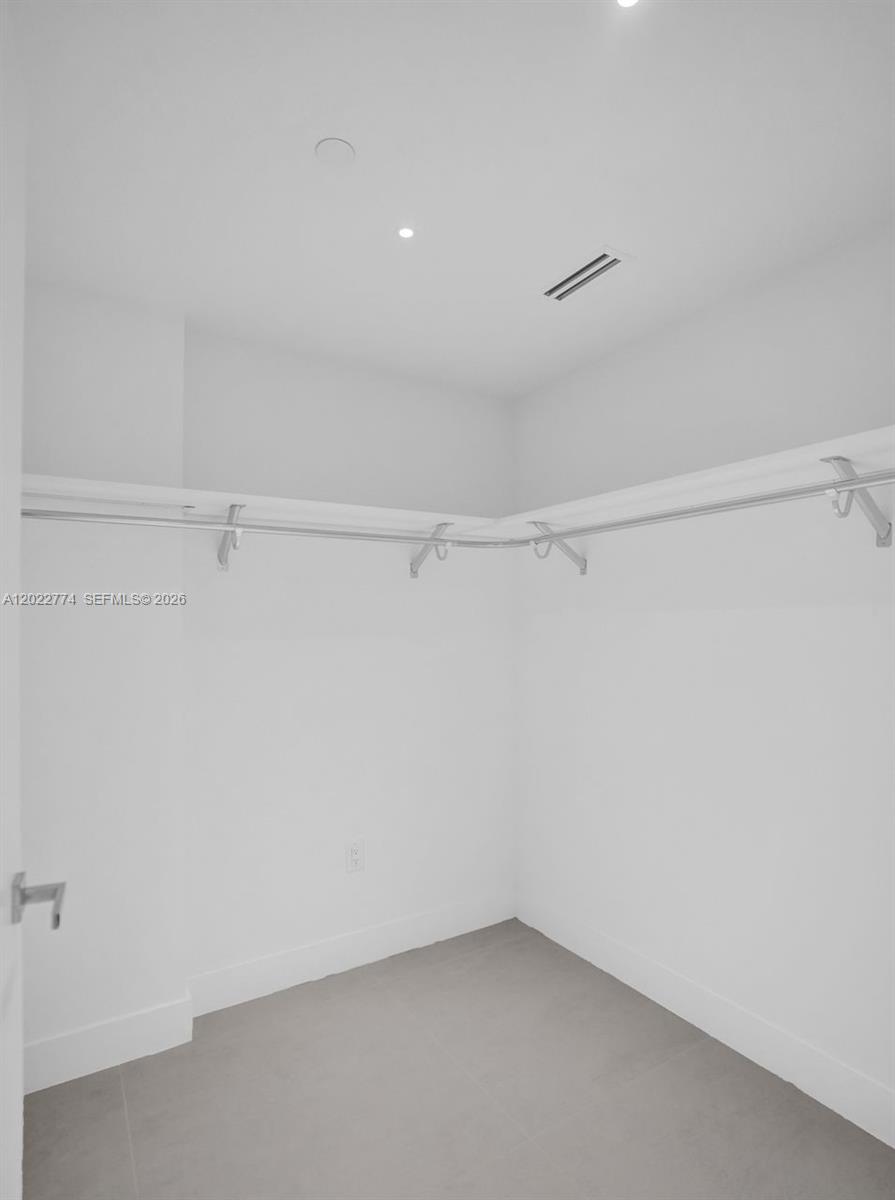 407 N Riverside