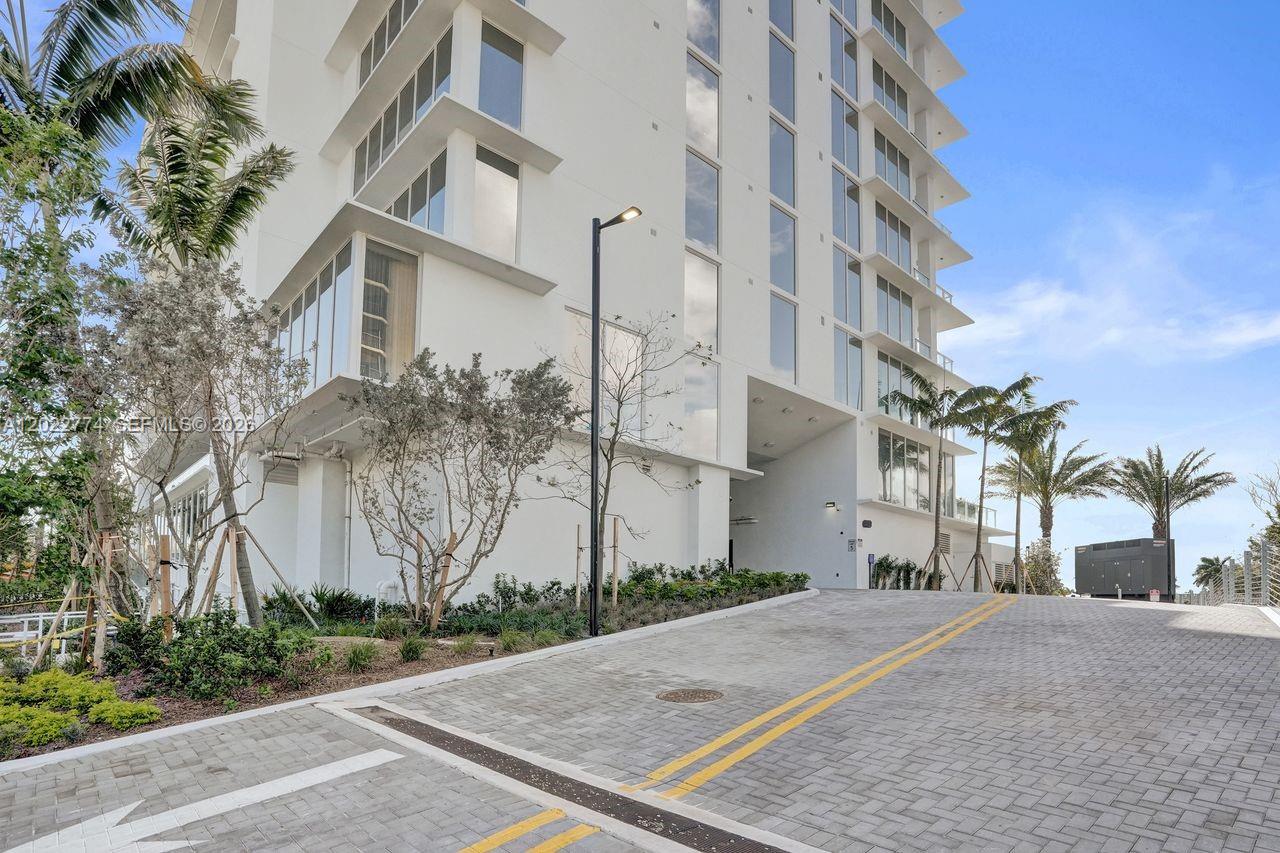 407 N Riverside
