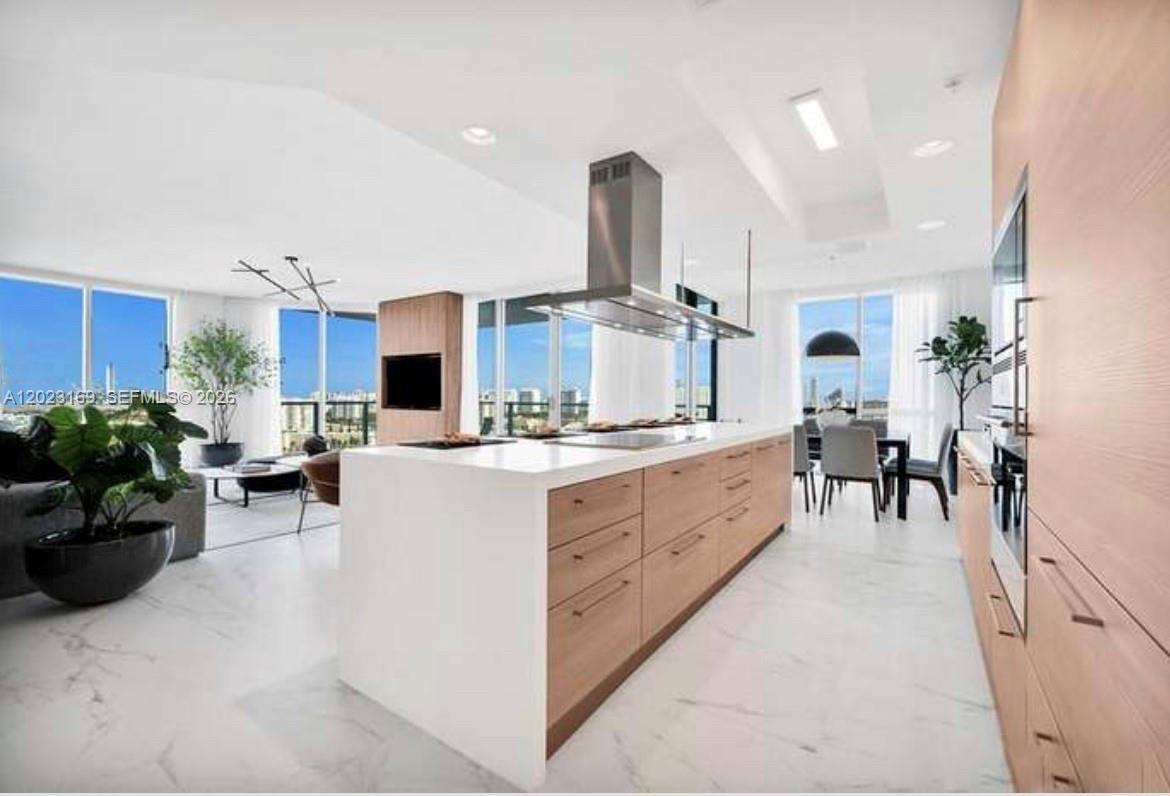 17111 Biscayne Boulevard