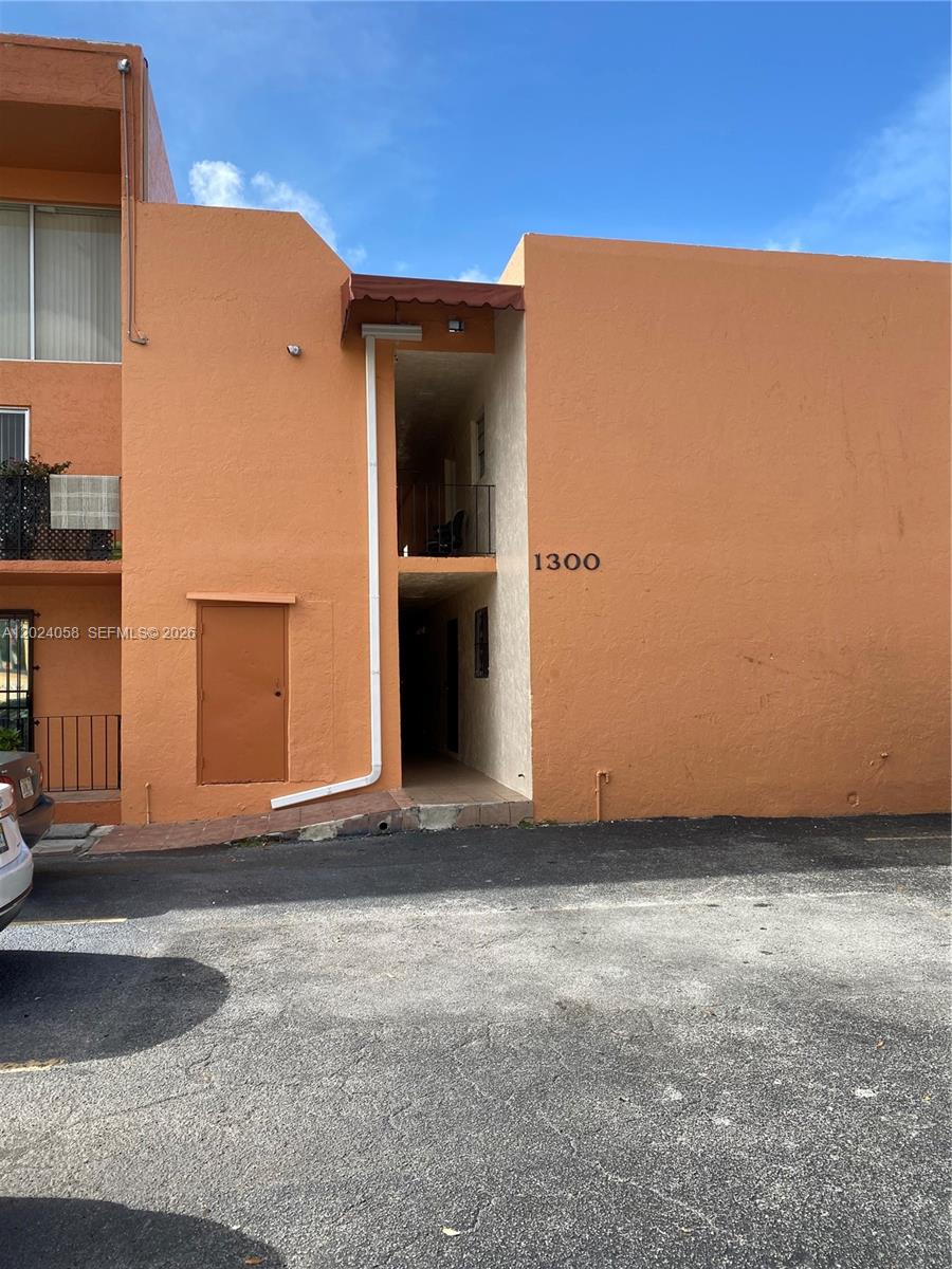 1300 W 47th Place