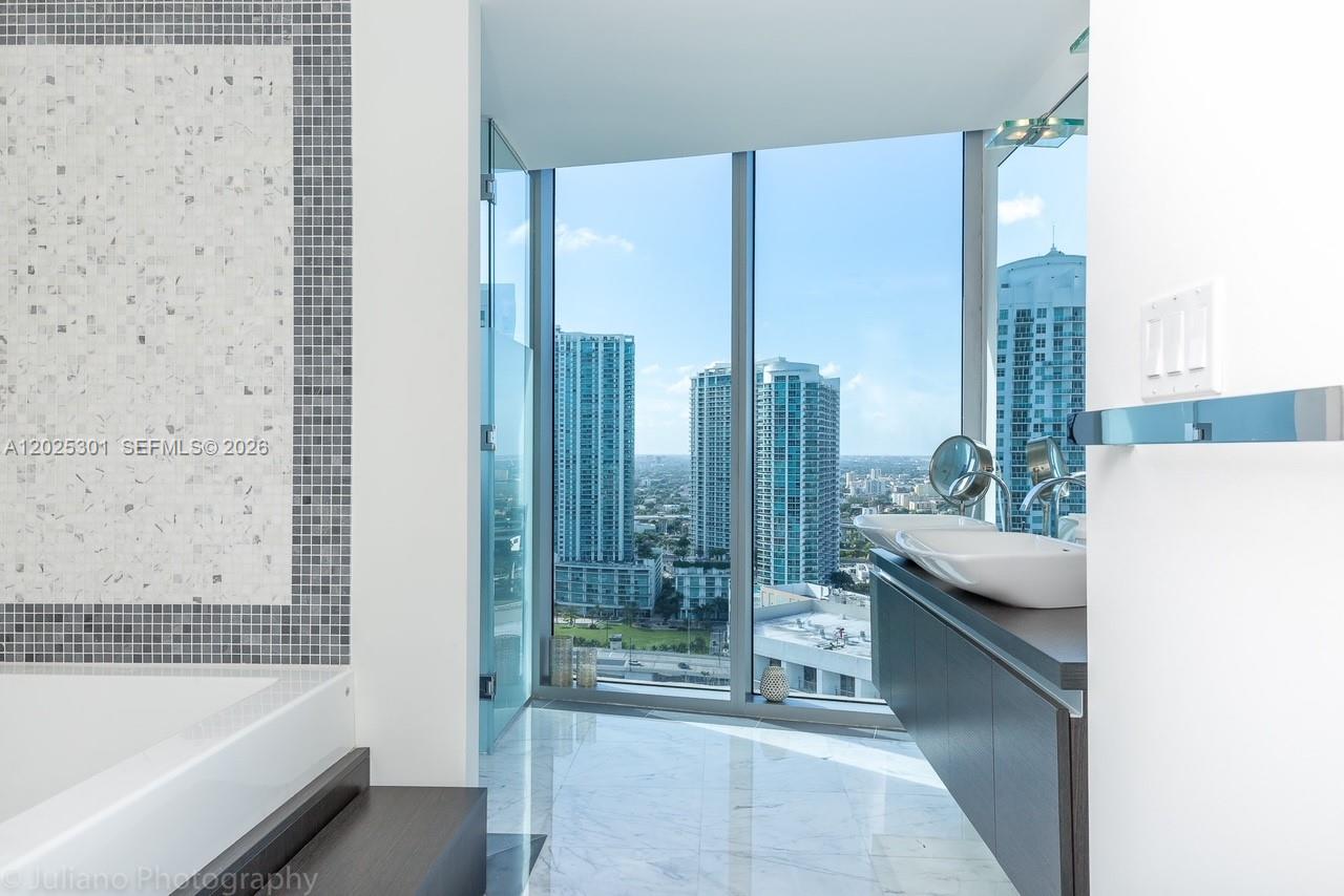 200 Biscayne Boulevard Way